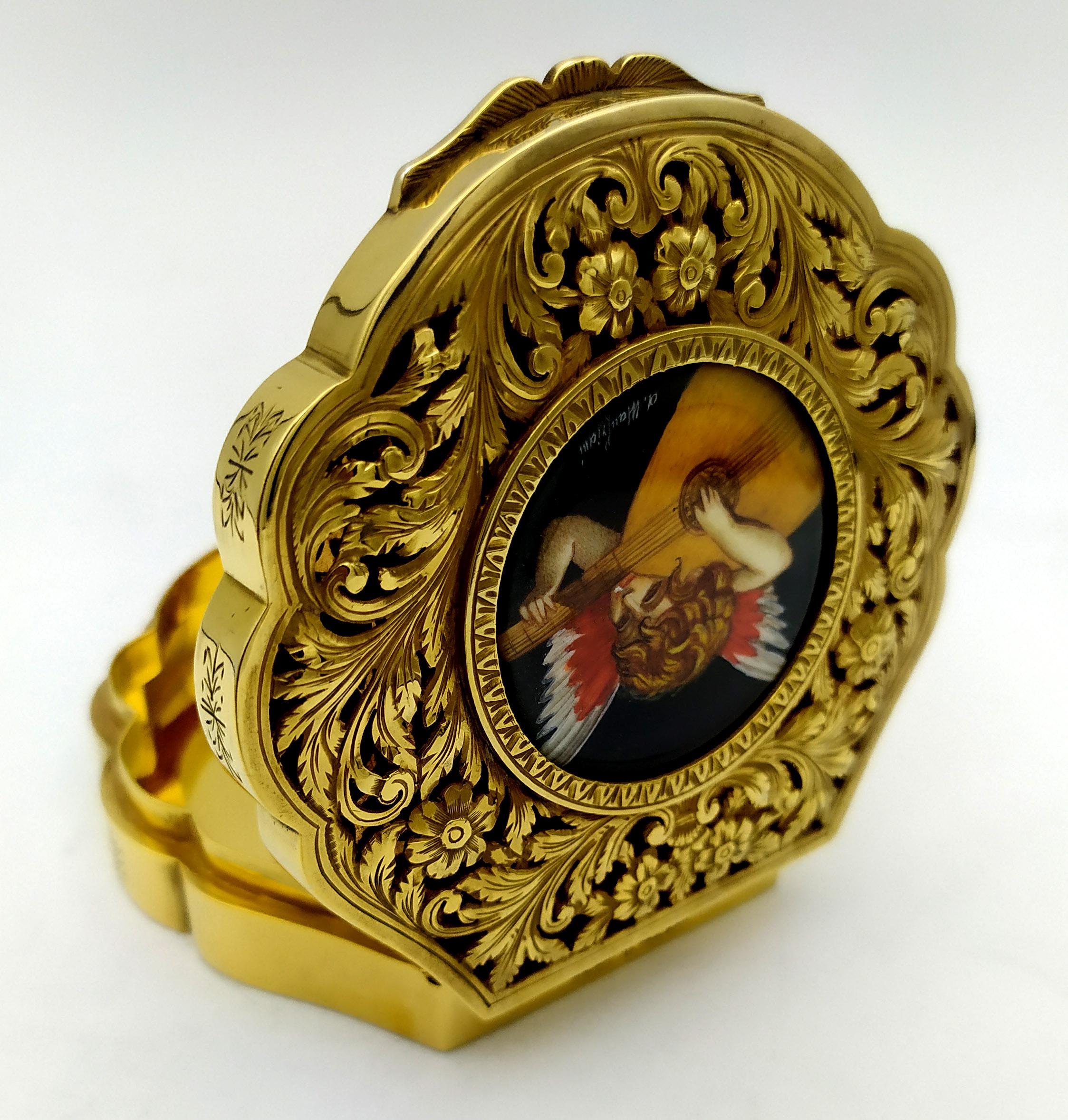 Shaped snuff box in 925/1000 sterling silver gold plated with perforated, embossed and hand-engraved lid, with a fine round miniature, diameter 3.8 cm, hand-painted in tempera on vegetable ivory by the painter Anna Maria Manfriani, reproducing an