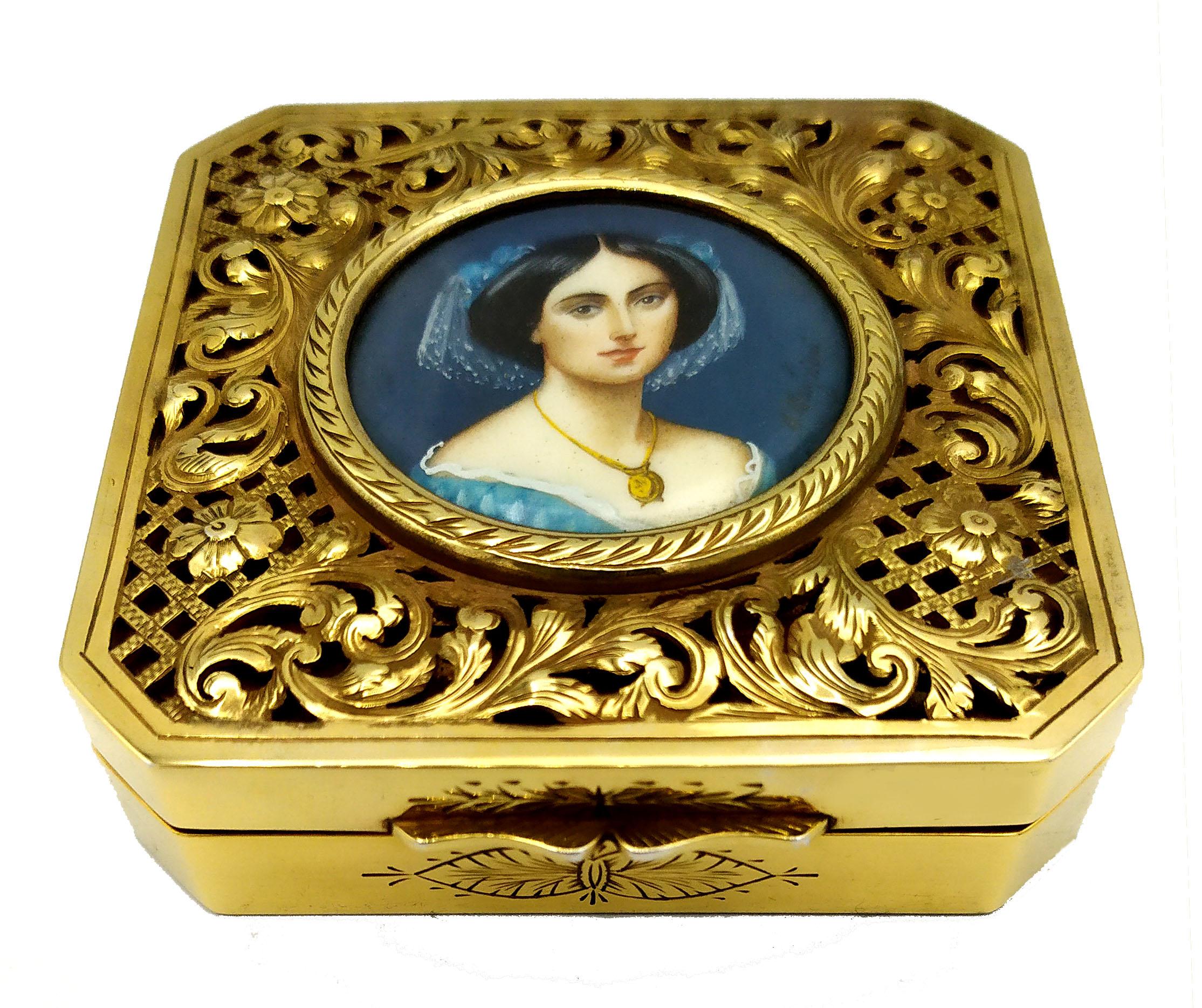 Snuff Box Princess Albert De Broglie is in 925/1000 sterling silver.
Snuff Box Princess Albert De Broglie has openwork lid, and handpainted fine round miniature diameter cm. 4 hand painted in tempera on vegetal ivory by the painter Anna Maria