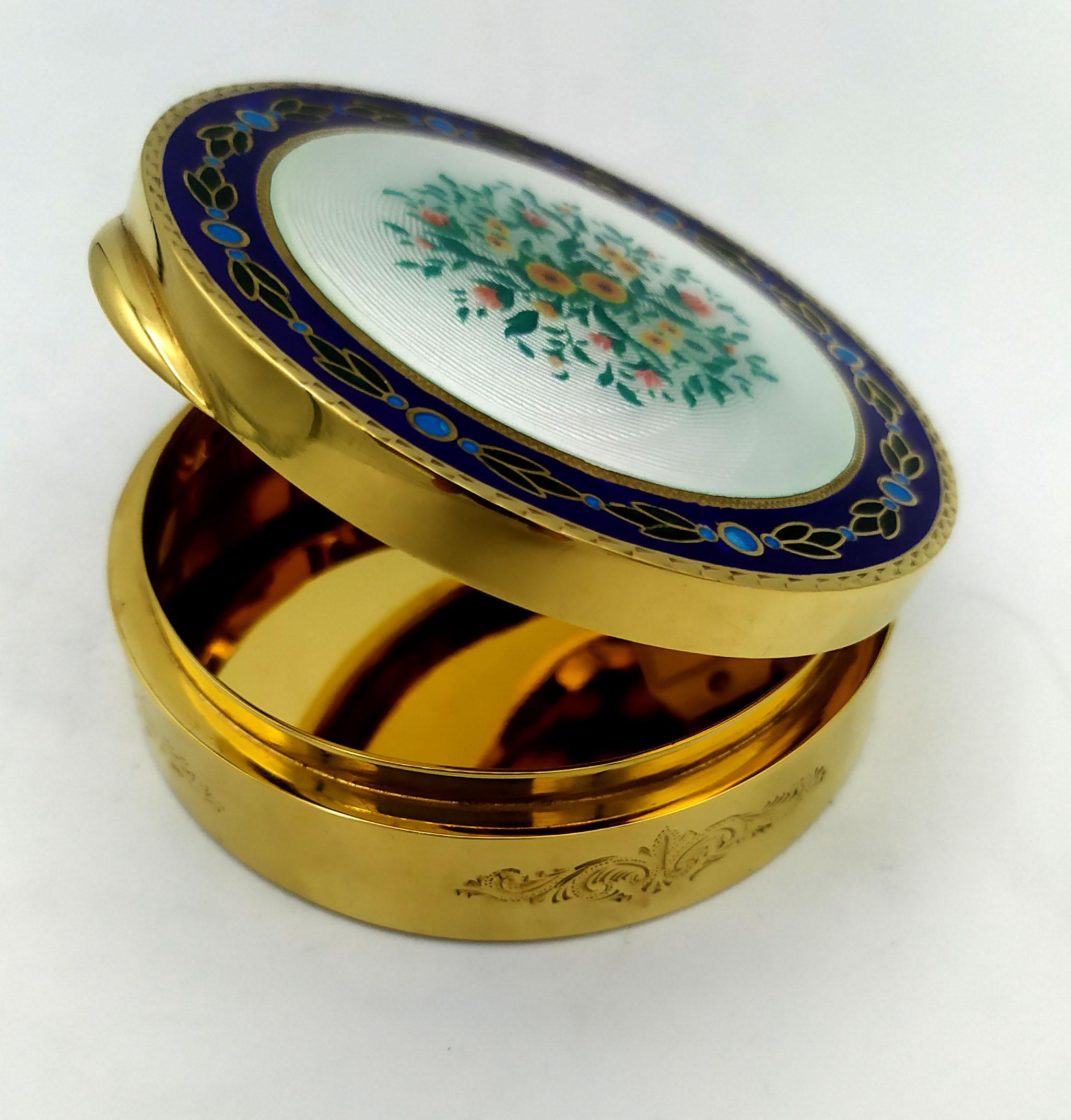 Hand-Carved Snuff Box round   in Art Nouveau style Sterling Silver Salimbeni For Sale