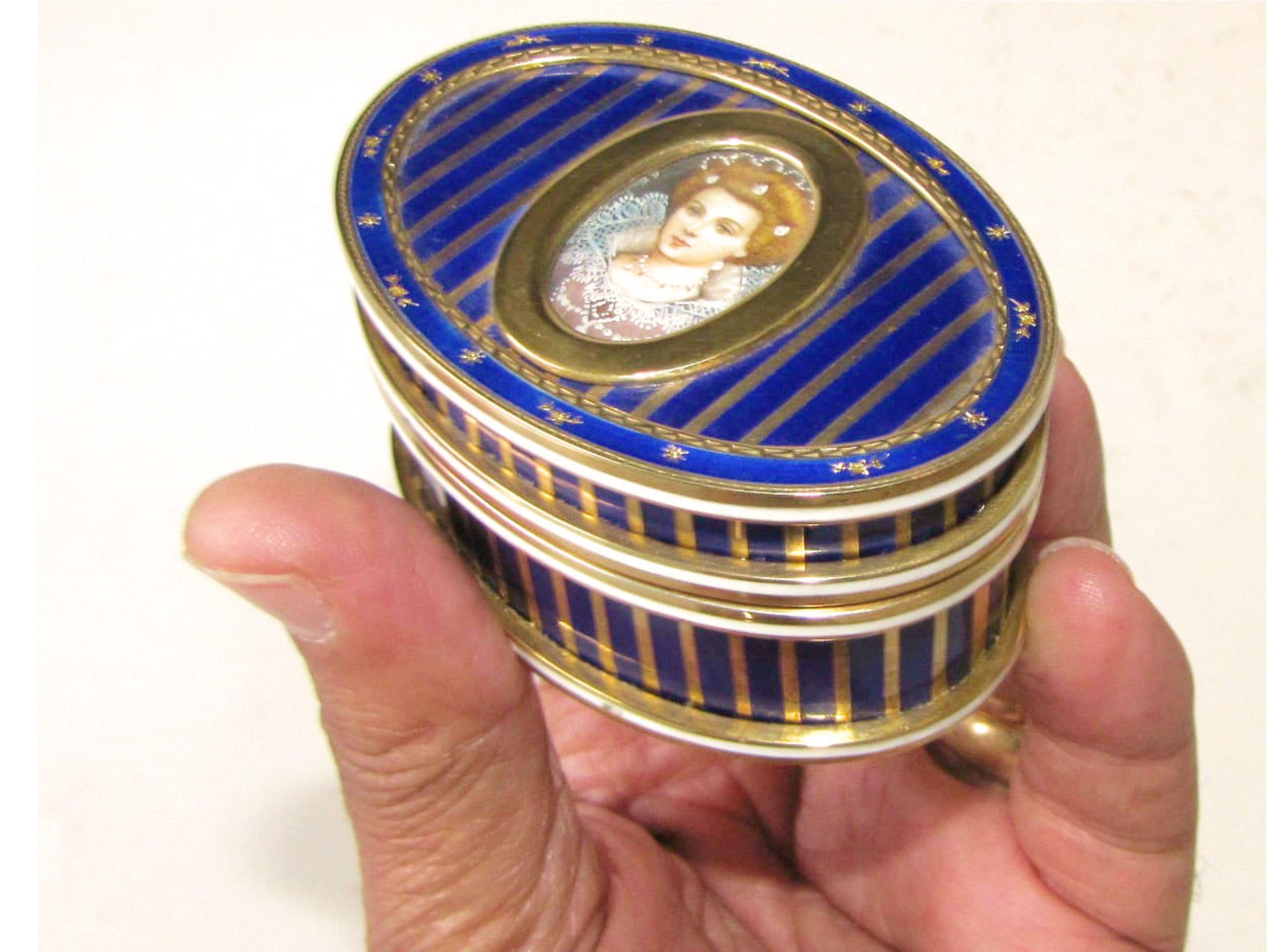 Hand-Carved Snuff Box Sterling Silver, Paillons and Miniature Salimbeni