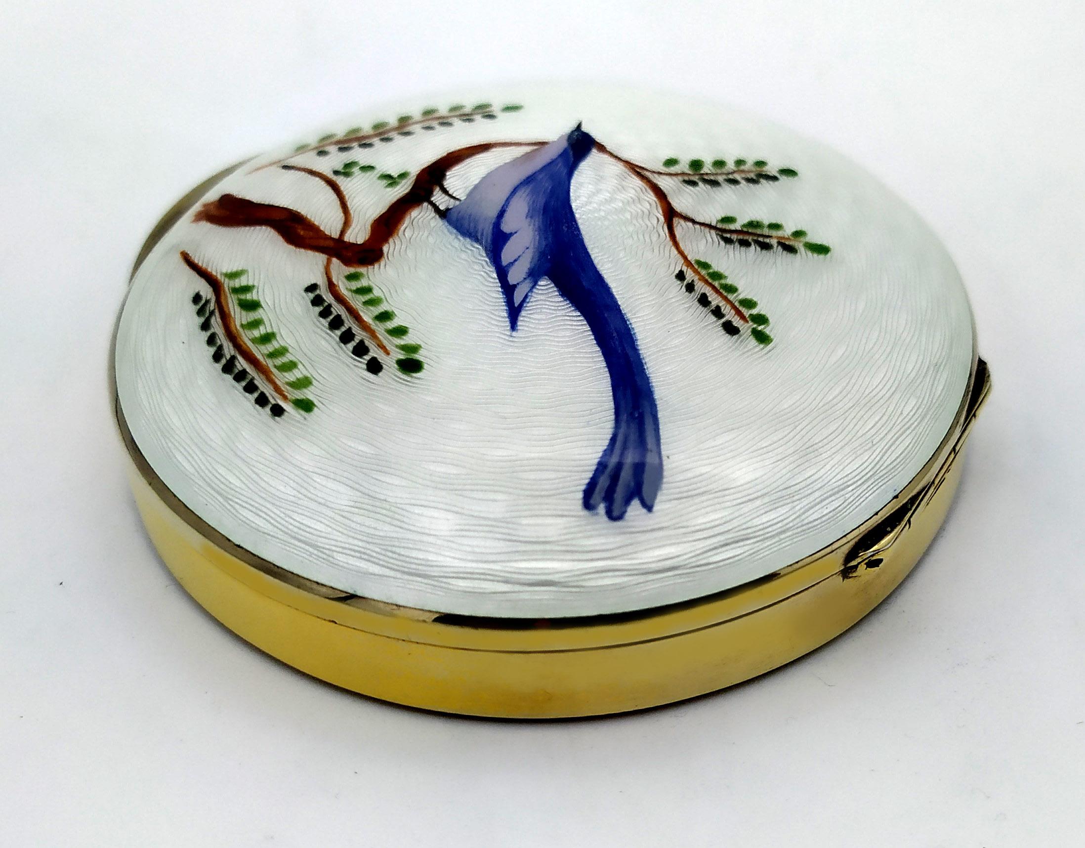 Snuff Box White Fire Enamel with Miniature of Bird Salimbeni In Excellent Condition For Sale In Firenze, FI