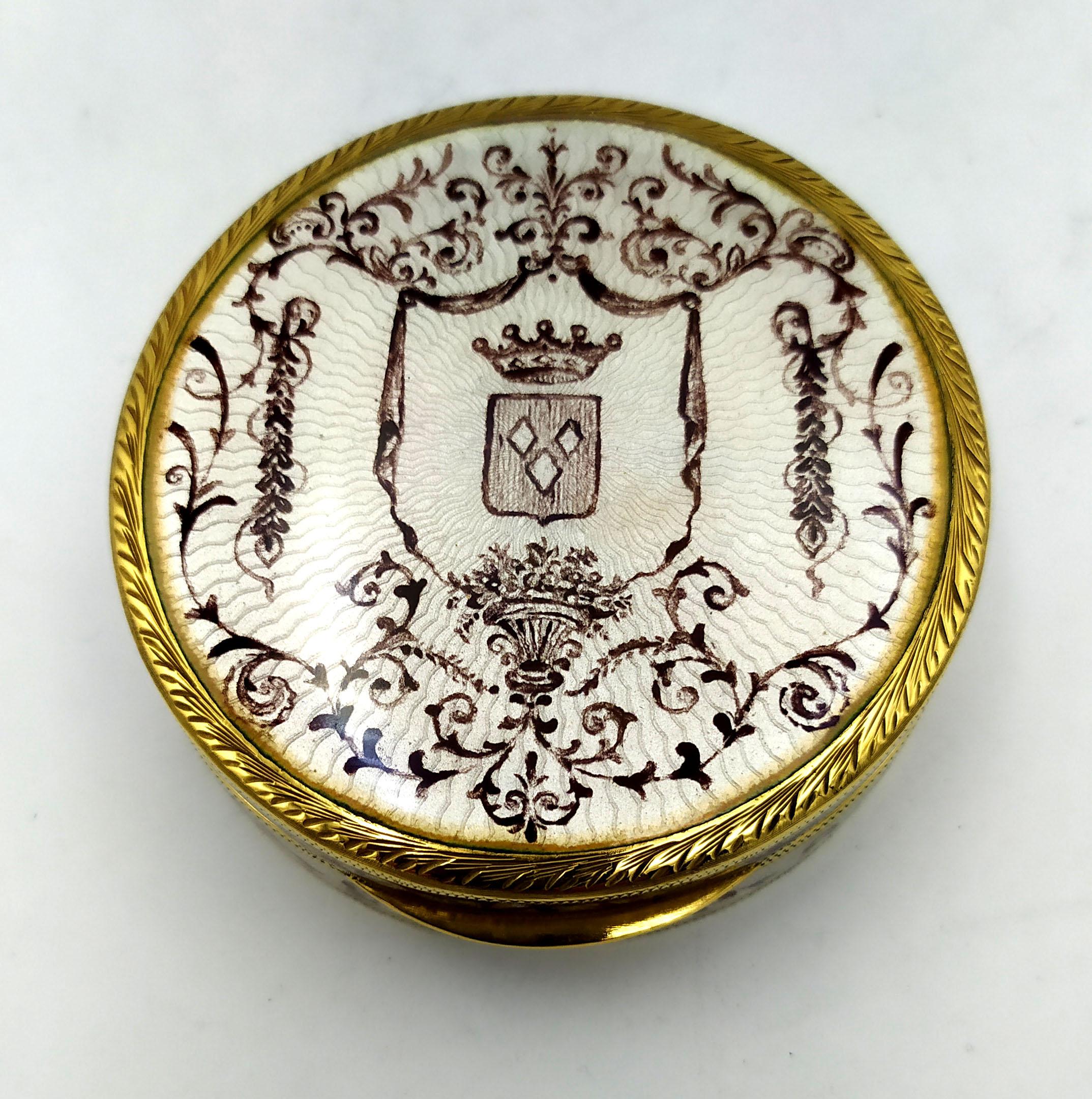 Snuff Box noble coat of arms is in 925/1000 sterling silver.
Snuff Box noble coat of arms has White fired enamels on guilloché and handpainted miniature of arabesques with noble coat of arms by the painter Renato Dainelli.
Snuff Box noble coat of