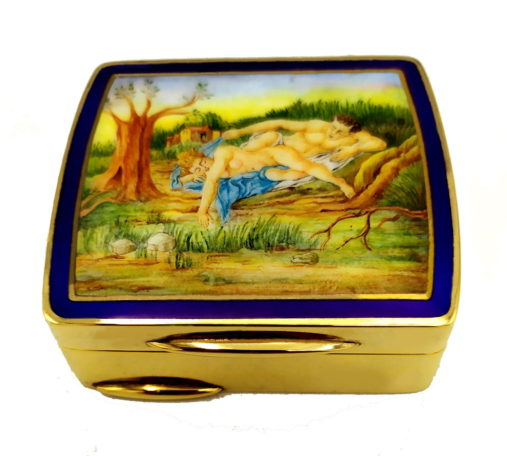 
Snuff Box Snuff Box with 2 slightly rounded sides is in 925/1000 sterling silver.
Snuff Box Snuff Box with 2 slightly rounded sides has fire-enamelled miniature hand-painted by the painter Renato Dainelli with an external blue line reproducing an