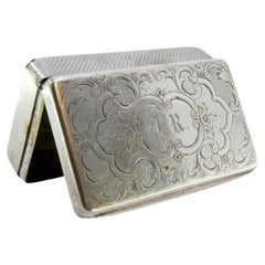 Tabacchiera con incisioni che circondano un biglietto con monogramma Tabacchiera con incisioni che circondano un biglietto con monogramma