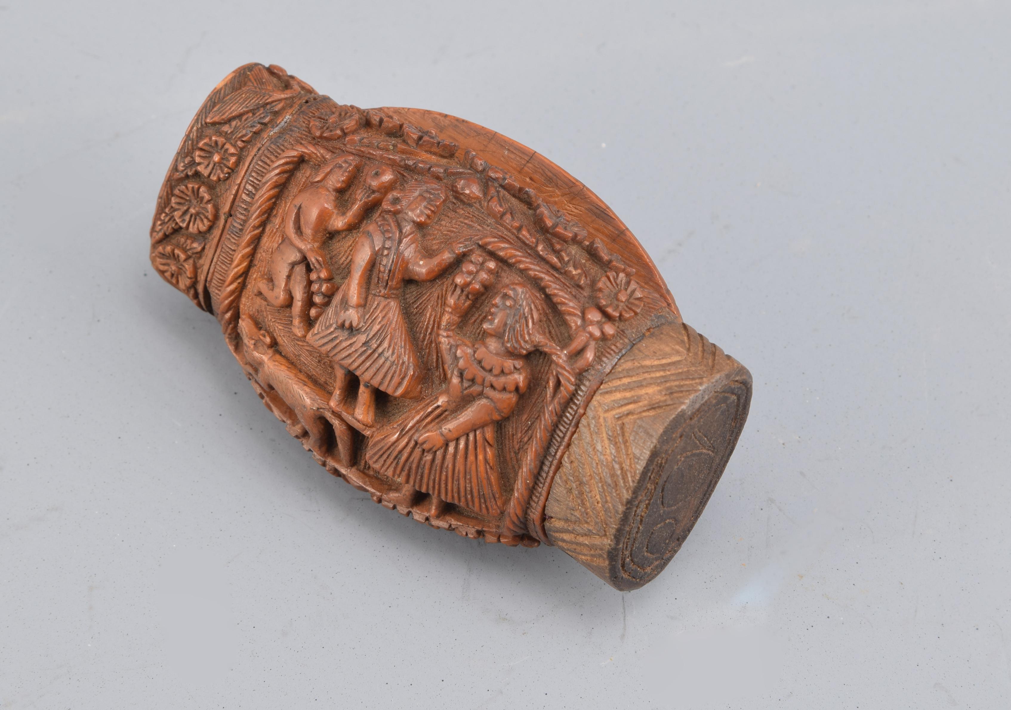 Tobacco box. Carved wood, 19th century.
Carved wooden box with metal hinged lid decorated on the outside with carved vegetal, figurative (animals and characters) and geometric elements. On the one hand, you can see a pastoral scene, and on the