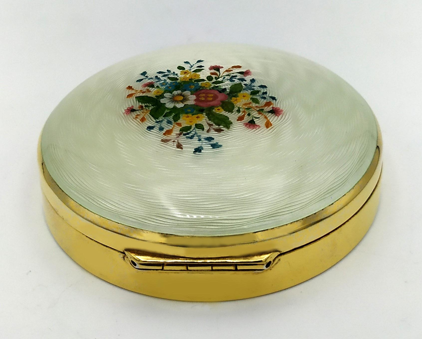 Ein Wiener Blumenstrauß: Jugendstil-Schnupftabakdose von Franco Salimbeni, 1973

Diese außergewöhnliche runde Schnupftabakdose ist eine tiefgründige Hommage an die opulente Kunst des Wiener Jugendstils des späten 19. Jahrhunderts, die von Franco