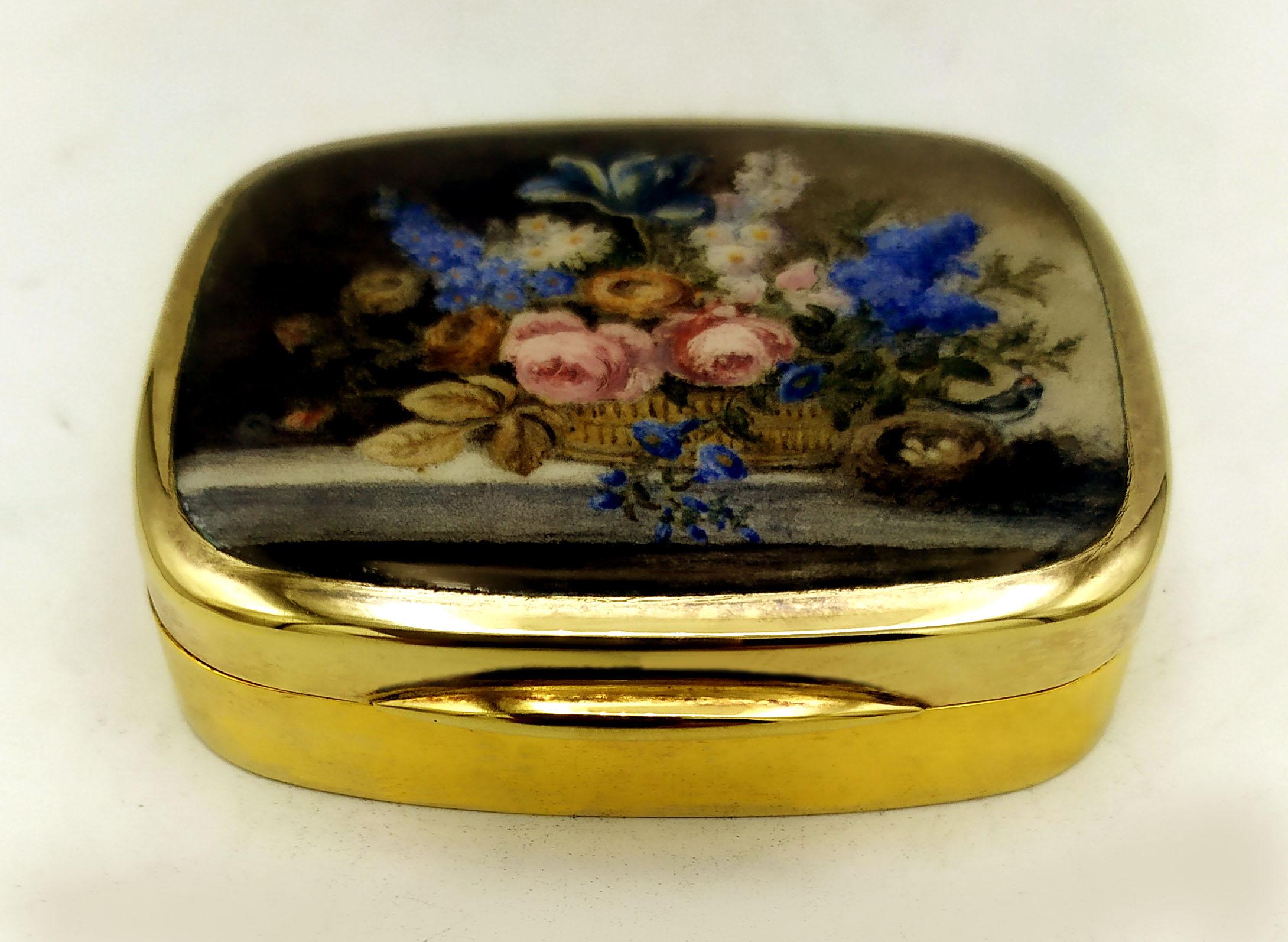 Rounded rectangular snuffbox in 925/1000 sterling Silver gold plated with beautiful fire enamelled miniature hand-painted by the painter Renato Dainelli of a basket with flowers, in Florentine Renaissance style, 15th century. Dimensions cm. 5.8 x 7