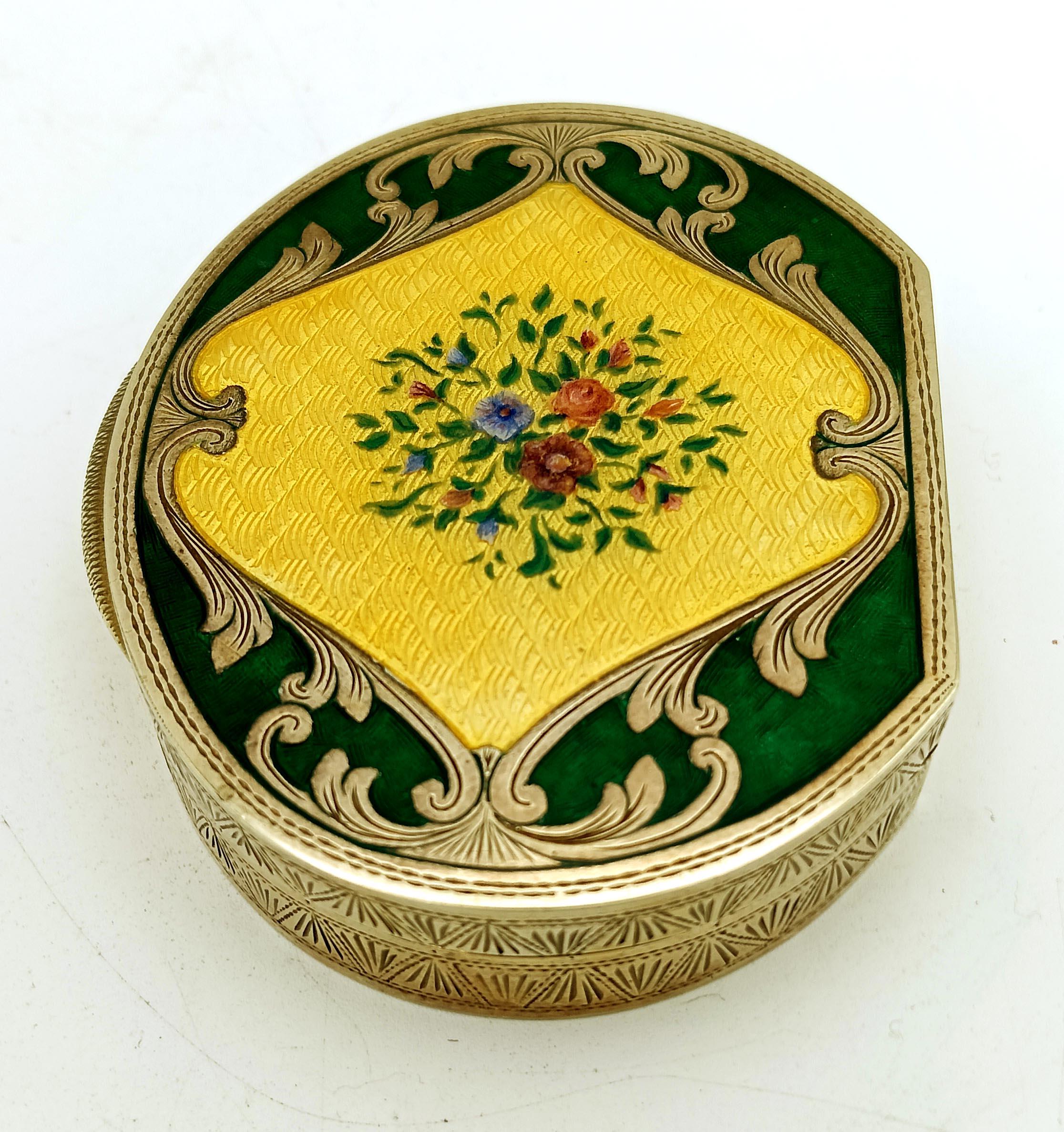 Snuffbox guilloche pattern and a hand-painted floral miniature Salimbeni In Excellent Condition For Sale In Firenze, FI