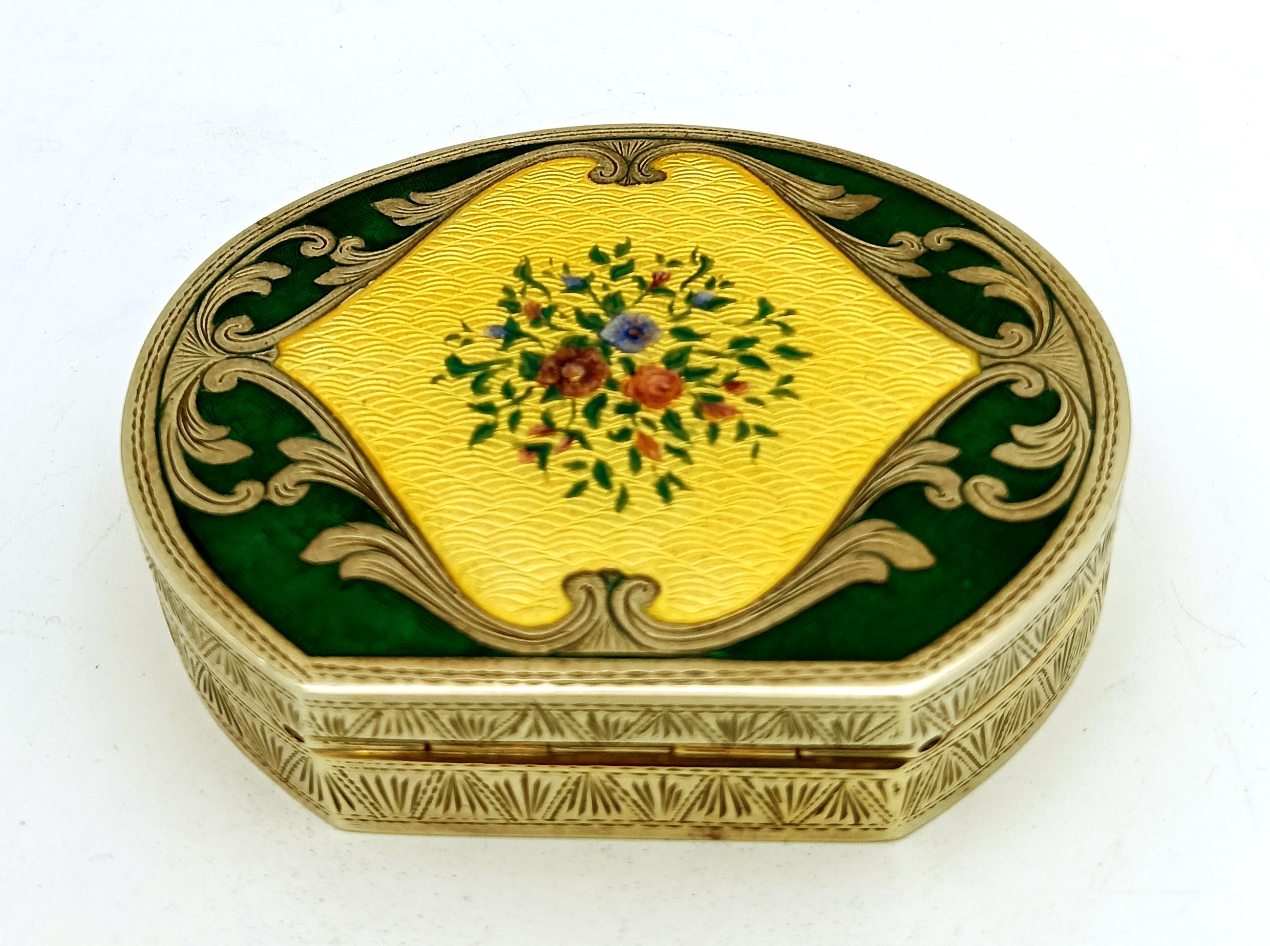 Gold Snuffbox guilloche pattern and a hand-painted floral miniature Salimbeni For Sale