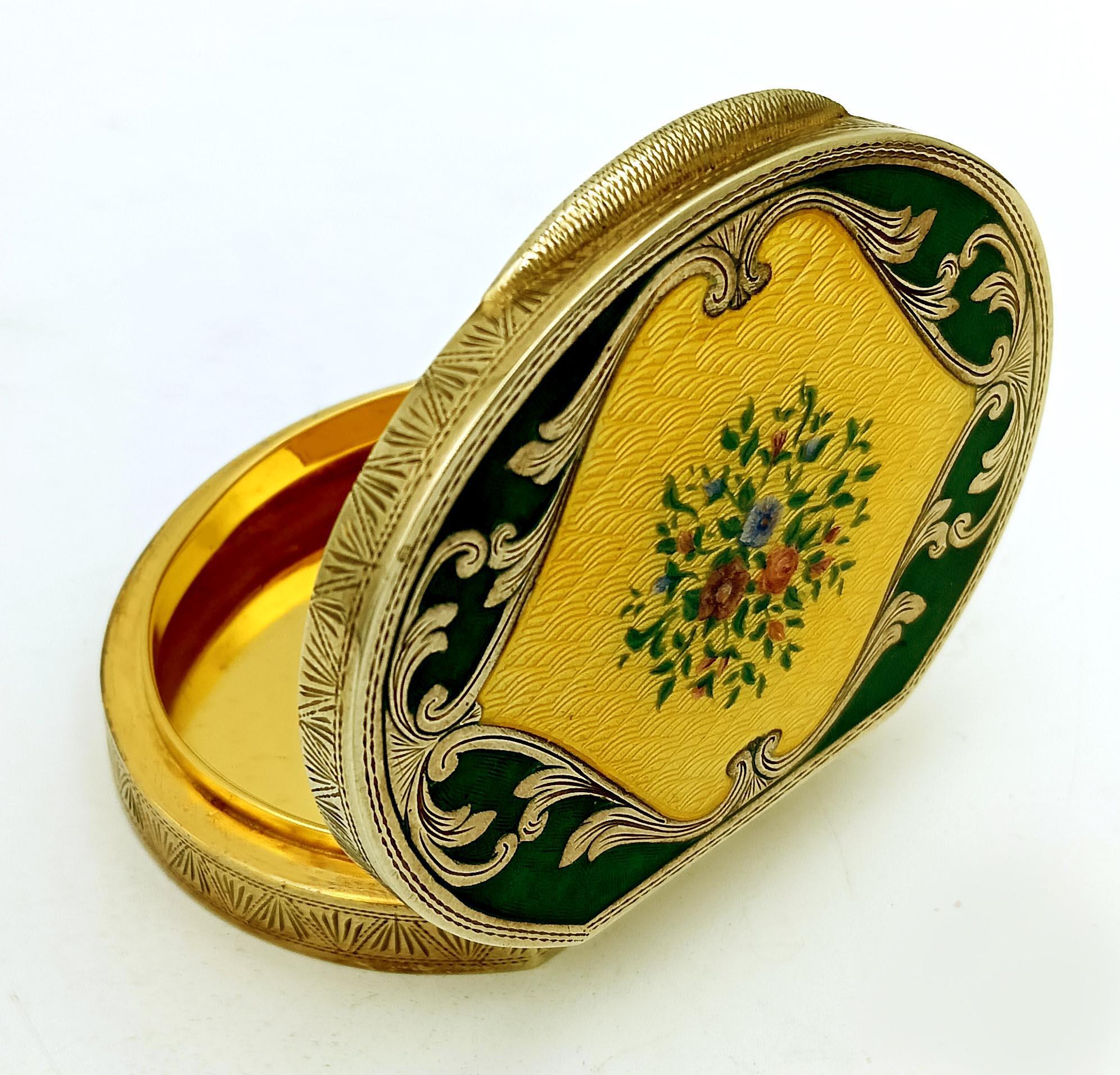 Snuffbox guilloche pattern and a hand-painted floral miniature Salimbeni For Sale 1