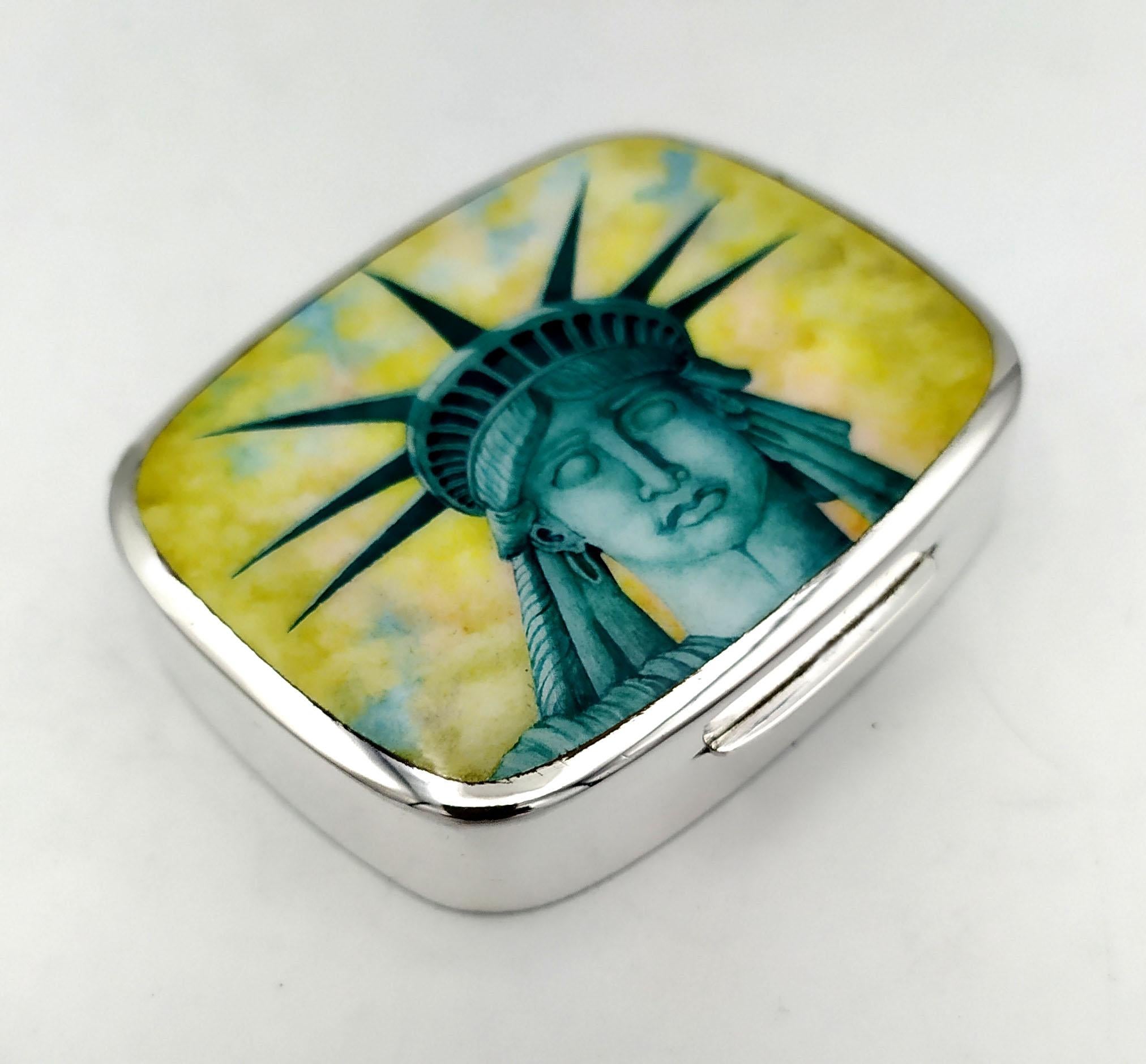 Abgerundete rechteckige Schnupftabakdose aus 925/1000er Sterlingsilber mit feiner handgemalter, feueremaillierter Miniatur, die den Kopf der Freiheitsstatue in New York darstellt. Abmessungen cm. 5,5 x 7 x 1,8. Gewicht gr. 105. 1975 von Giorgio