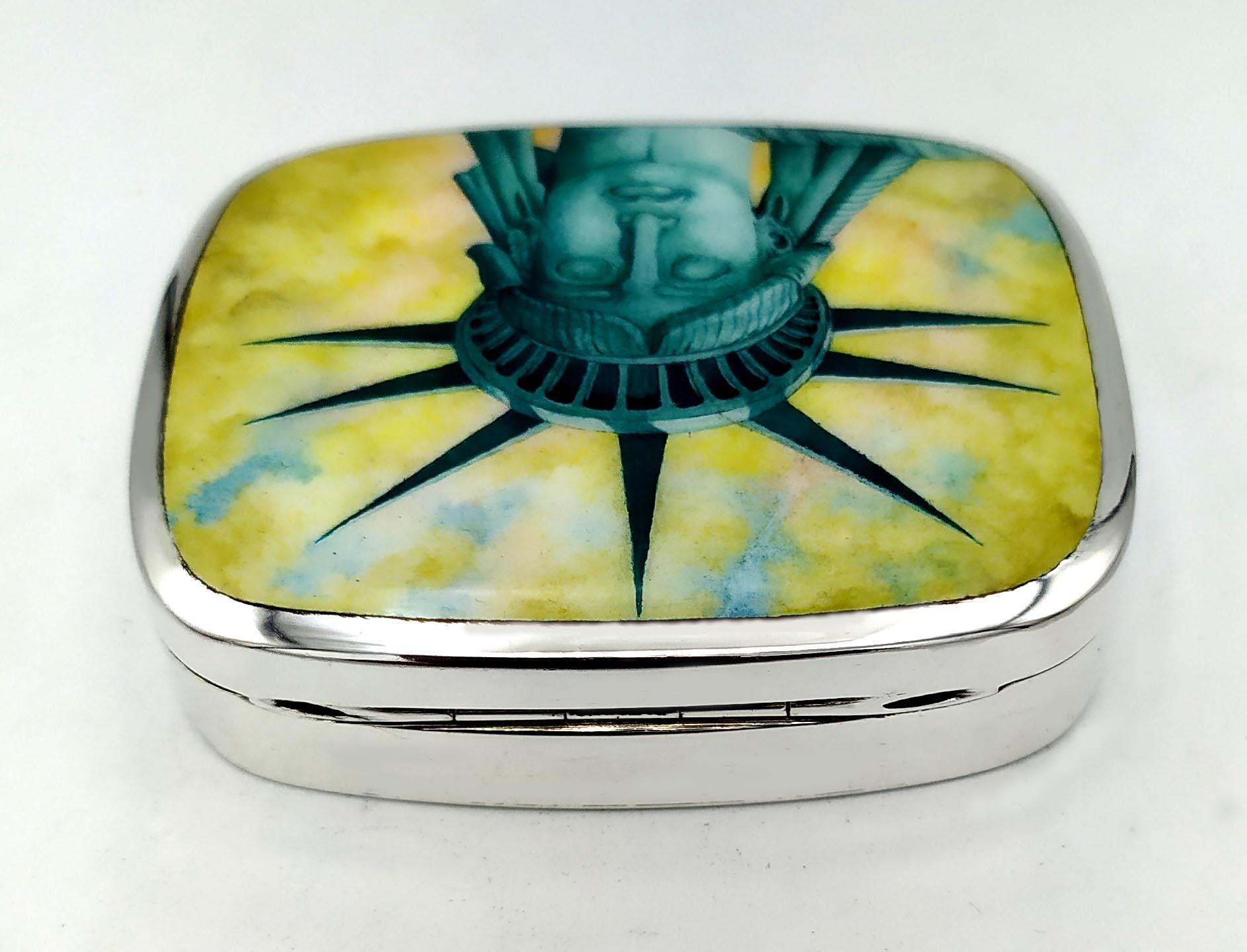 Engraved Snuffbox Head of the Statue of Liberty in New York hand painted Sterling Silver  For Sale