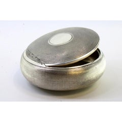 Snuffbox in guilloche silver w/ monogram plaque on the soap-shaped pressure lid