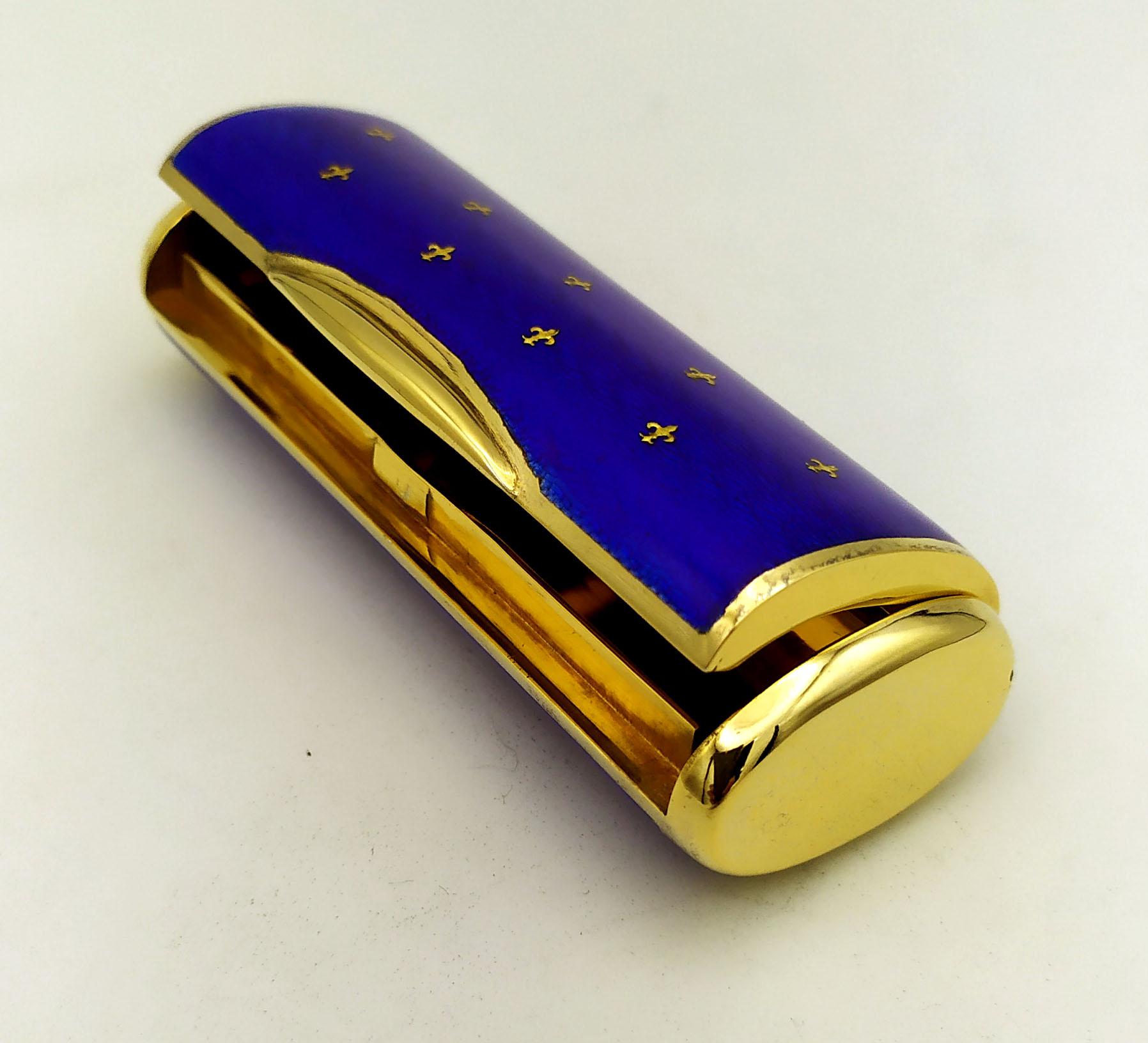 Tabatière rectangulaire de forme ovale en argent 925/1000 plaqué or avec émail cuit bleu translucide sur guillochè et avec insertion de paillons en or pur en forme de lys pour créer l'effet des draperies avec 