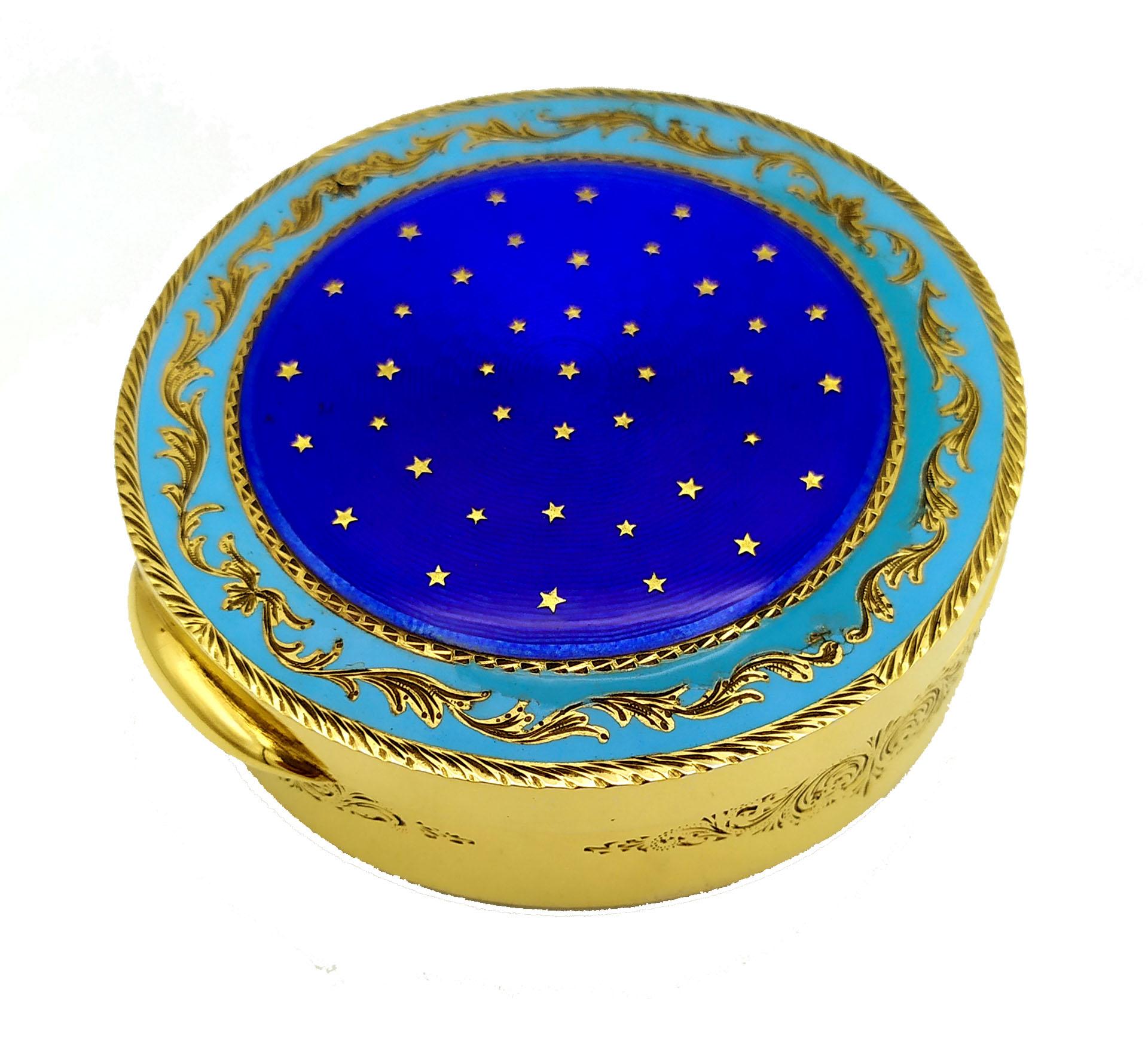 Round table snuffbox in 925/1000 sterling silver gold plated with translucent blue fired enamel on guillochè and with the insertion of pure gold “paillons” in the shape of stars to create a starry sky effect. With turquoise enamel circle with
