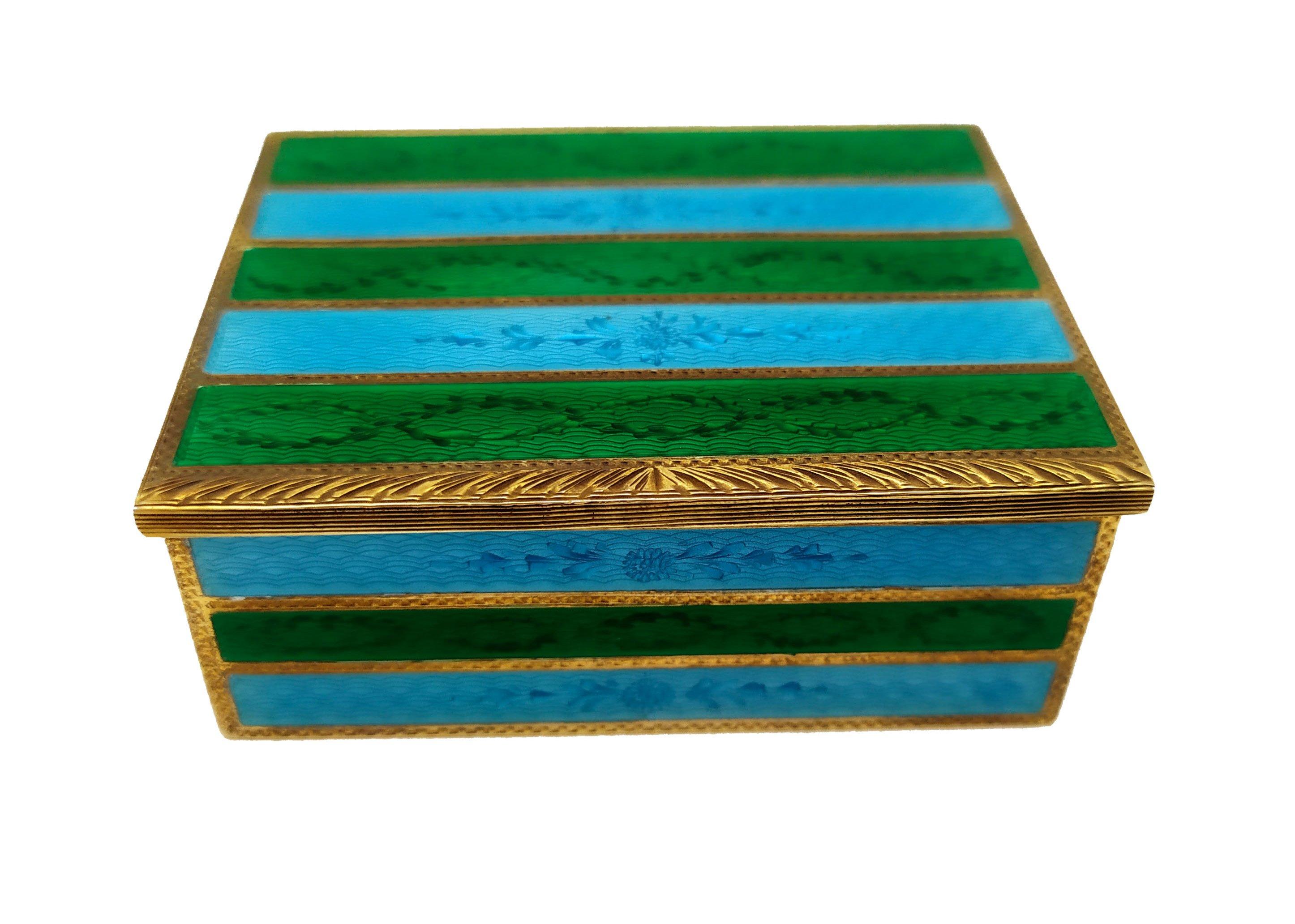 Tabacchiera rettangolare in argento 925/1000 placcato oro con strisce traslucide bicolore smaltate a fuoco su guillochè e finemente incise a mano su tutti i lati, stile Impero Francese Napoleone III. Dimensioni cm. 6 x 7,2 x 3. Disegnato da Franco