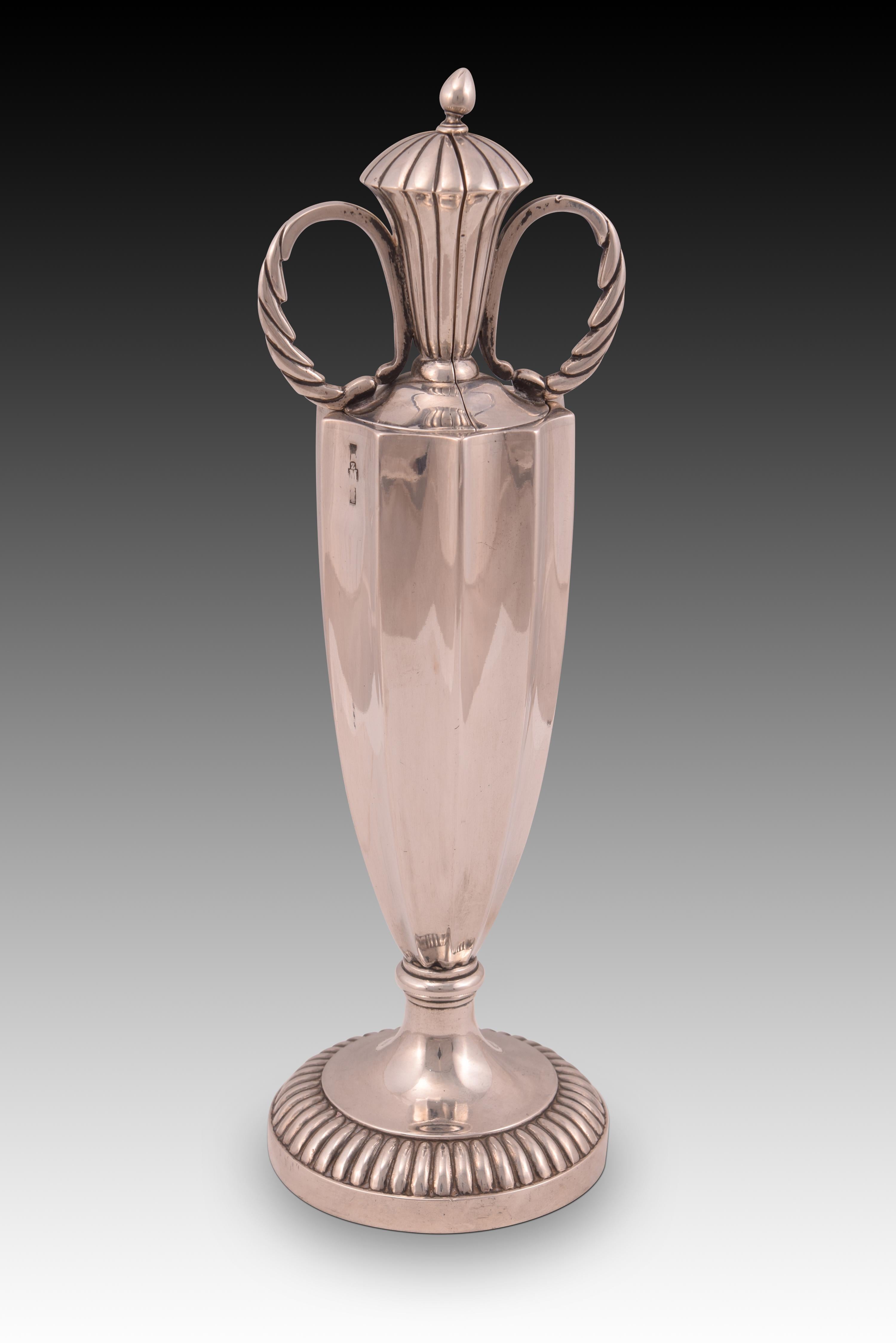 Snuffers with cover. Silver. Real Fábrica de Platería Martínez, Madrid, 1846. 
With contrast markings. 
Scissors to cut the wick of candles, known as snuffers, made of silver in their color that have a decoration with a marked classicist influence