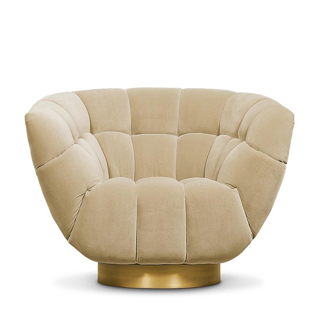 Armchair Snug with solid wood structure
upholstered and covered with beige cotton
velvet fabric. On swivel base in antique matte
brass finish.
Also available with other fabrics, on request.