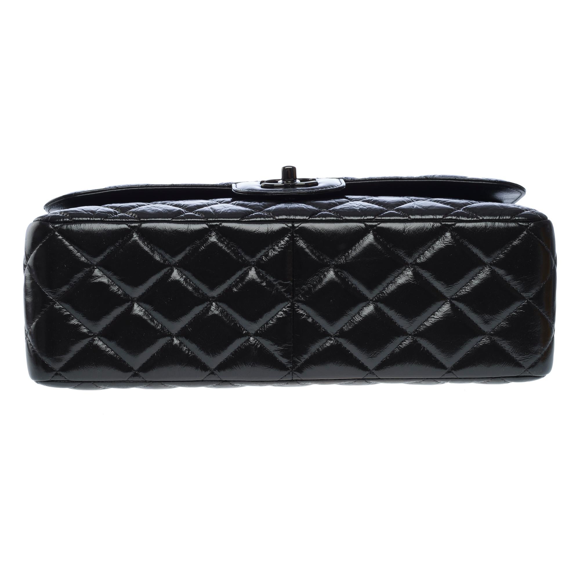 SO BLACK Sac à bandoulière à double rabat Timeless de Chanel en cuir glacé noir en vente 5