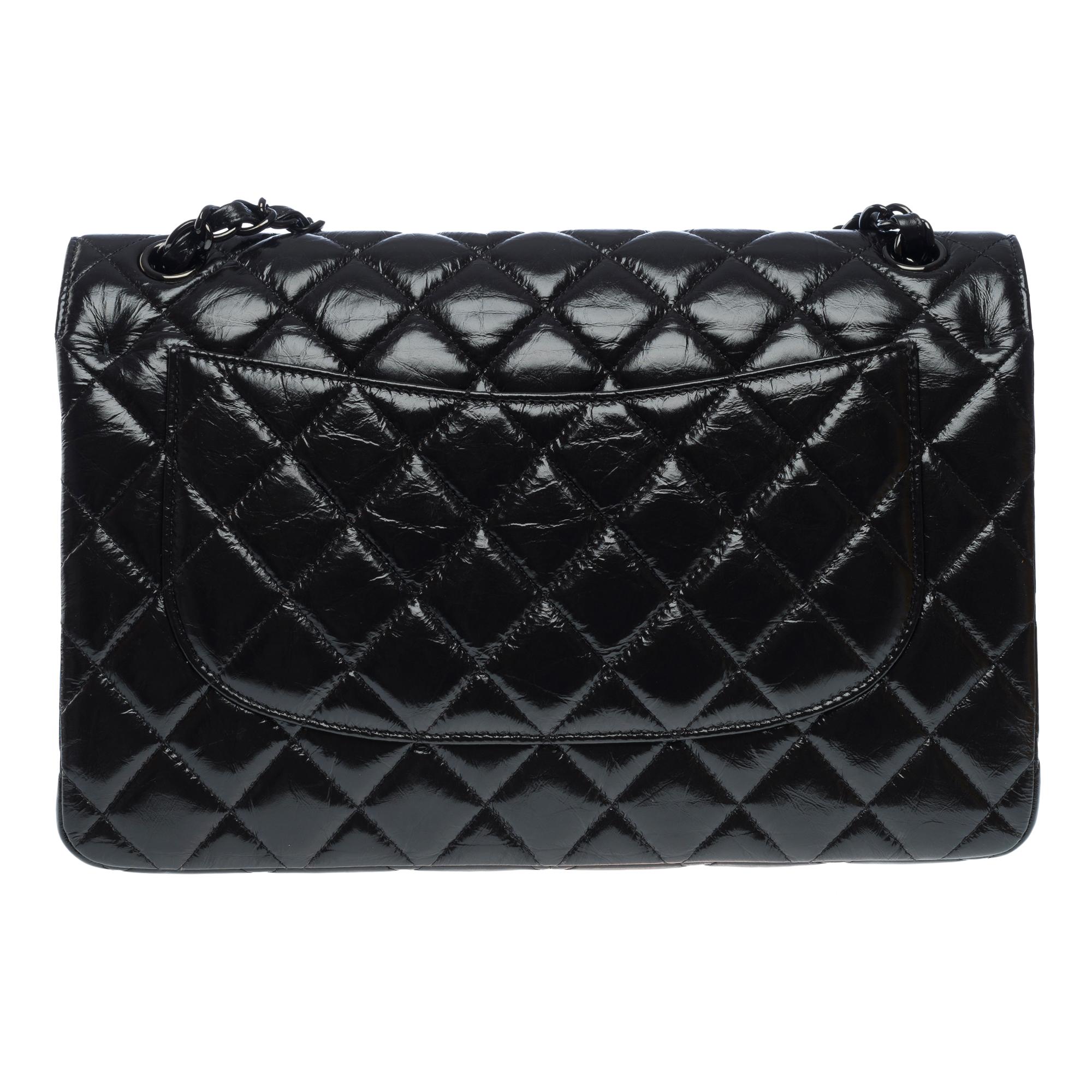Noir SO BLACK Sac à bandoulière à double rabat Timeless de Chanel en cuir glacé noir en vente