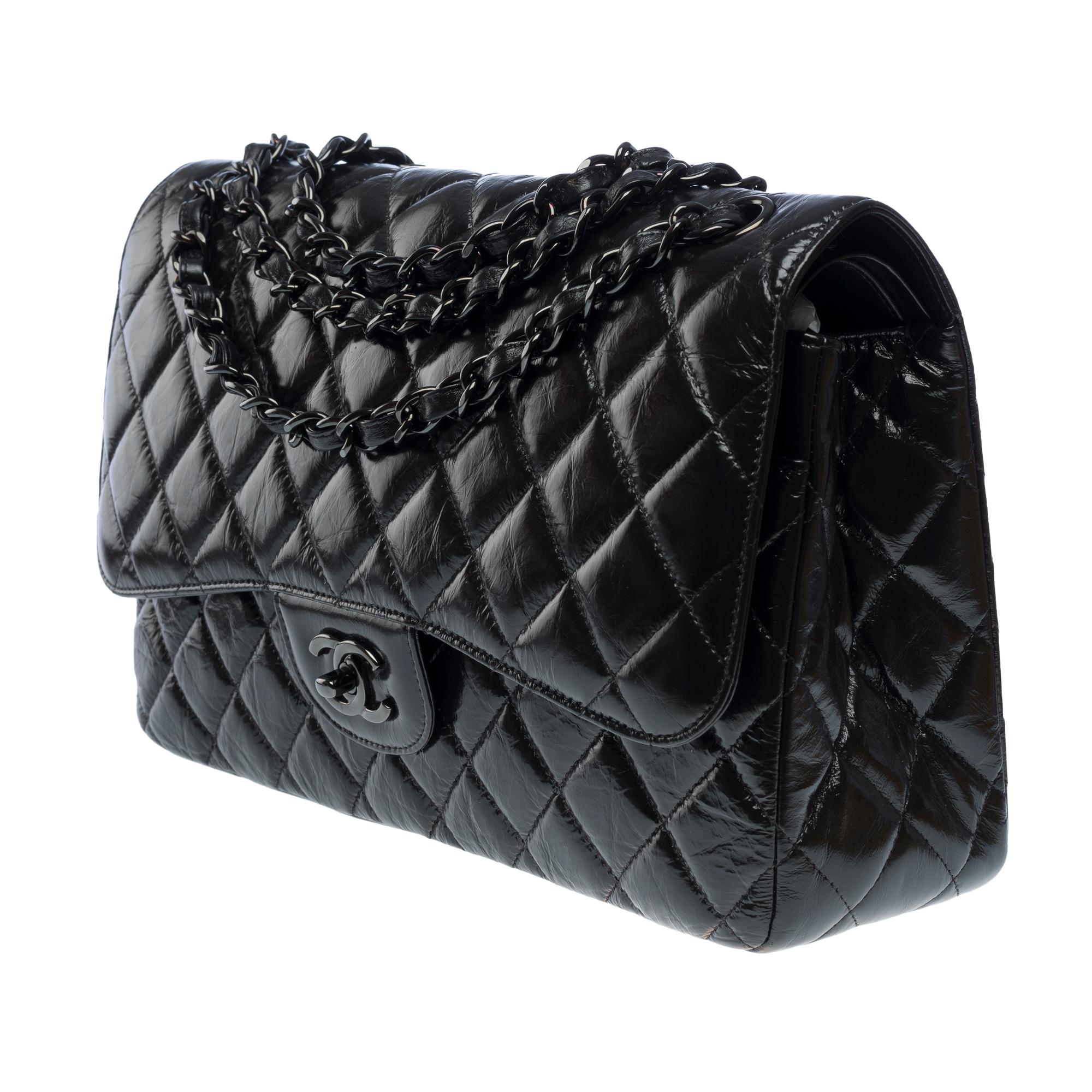 SO BLACK Sac à bandoulière à double rabat Timeless de Chanel en cuir glacé noir Excellent état - En vente à Paris, IDF