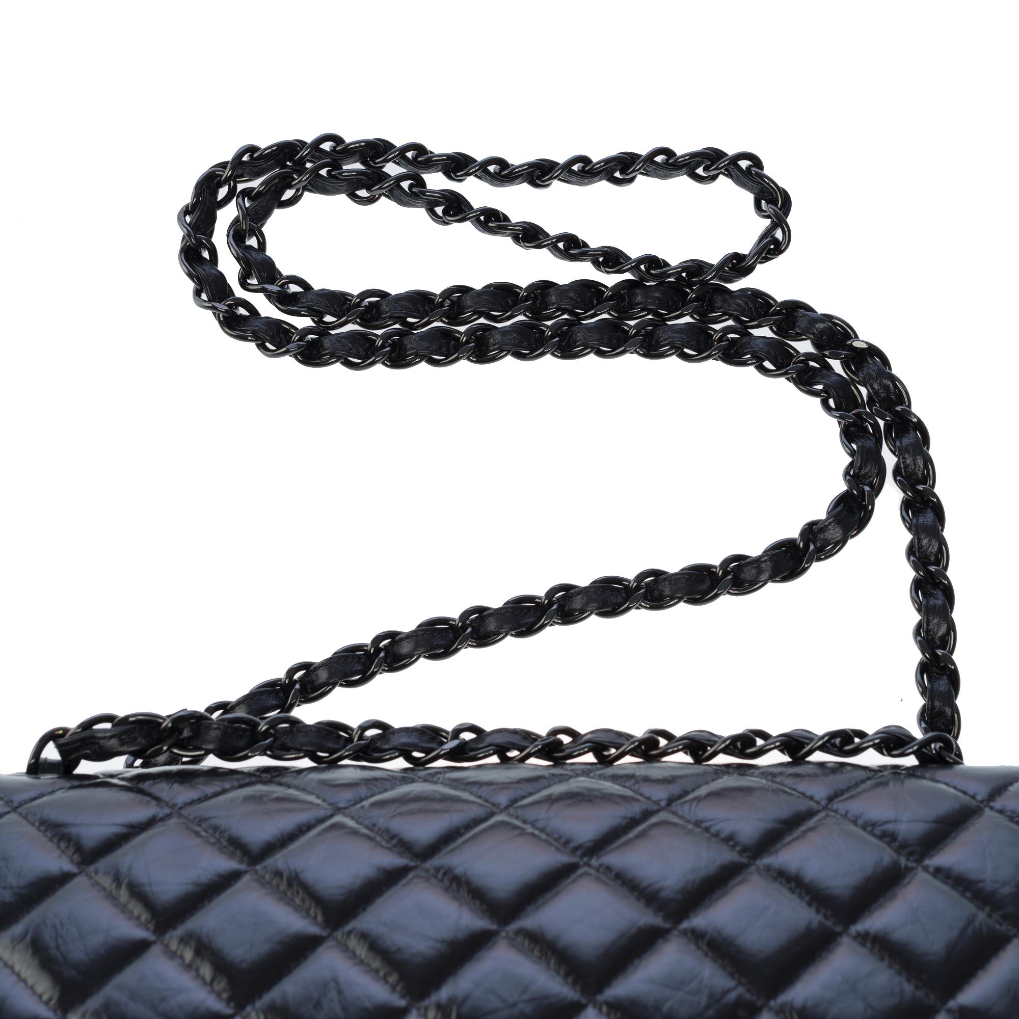 SO BLACK Sac à bandoulière à double rabat Timeless de Chanel en cuir glacé noir en vente 4