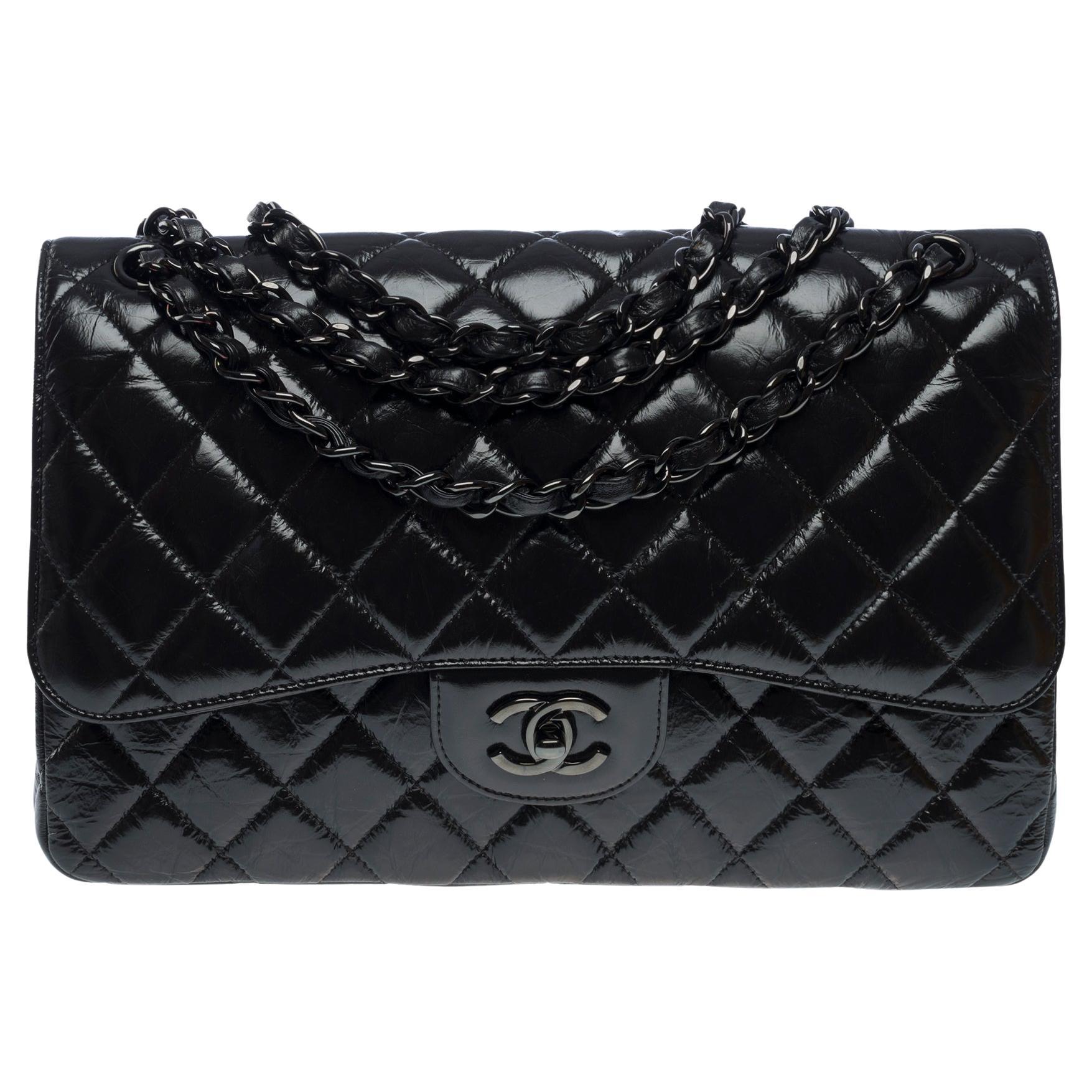 SO BLACK Sac à bandoulière à double rabat Timeless de Chanel en cuir glacé noir en vente