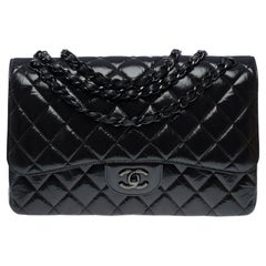 SO BLACK Chanel Borsa a tracolla Timeless Jumbo con doppia patta in pelle nera smaltata