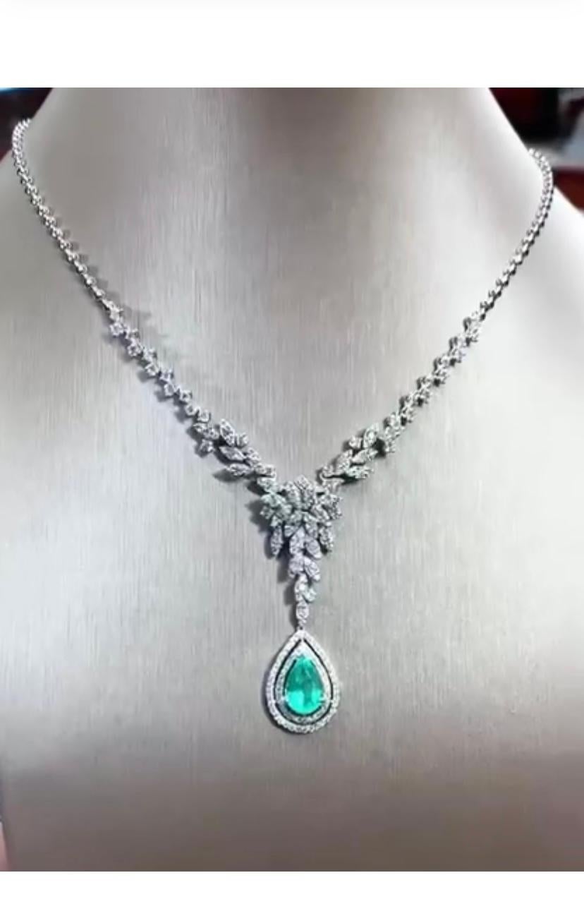 So Chic Design Certified Ct 6, 07 of Colombia Emerald and Diamonds on Necklace In New Condition For Sale In Massafra, IT