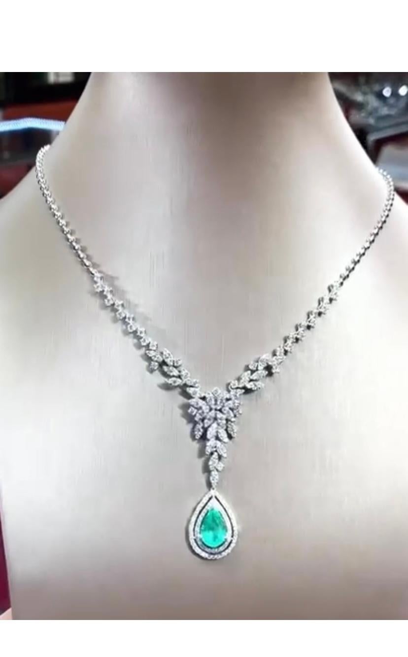 Women's So Chic Design Certified Ct 6, 07 of Colombia Emerald and Diamonds on Necklace For Sale