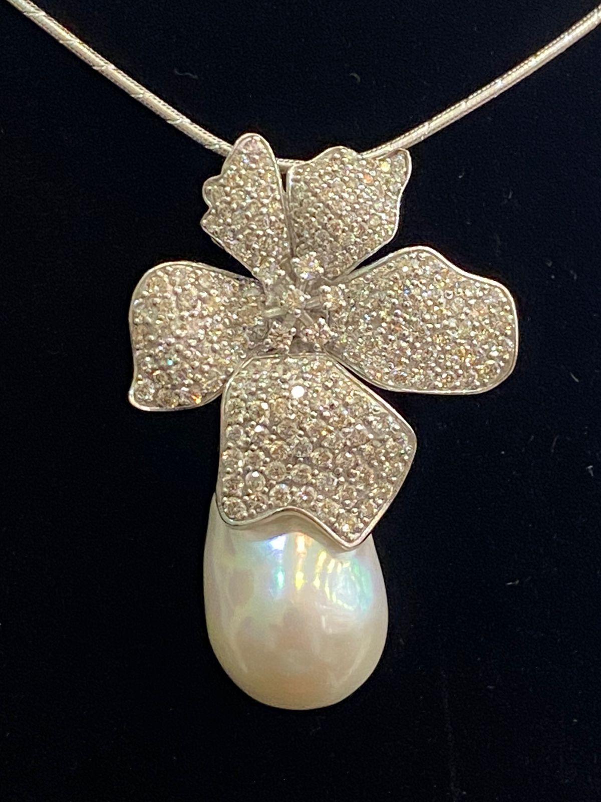 From flowers 🌺 collection, exclusive pendant in 18k with mother pearl 25,38 ct and round brilliant cut diamonds 2,74 ct G/SI.
Handmade jewelry by artisan goldsmith.
Excellent manufacture.
