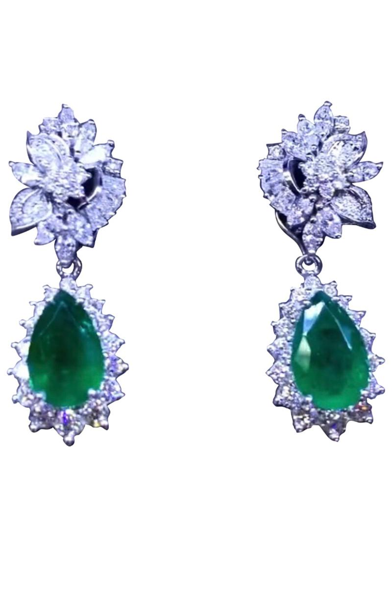 A impressive pair of earrings , in stunning flowers design, so particular, original, a very sophisticated style.
Earrings come in 18k gold with two pieces of natural Zambian  Emeralds, in perfect pear cut, fine quality, 
 of 15,00 carats ,