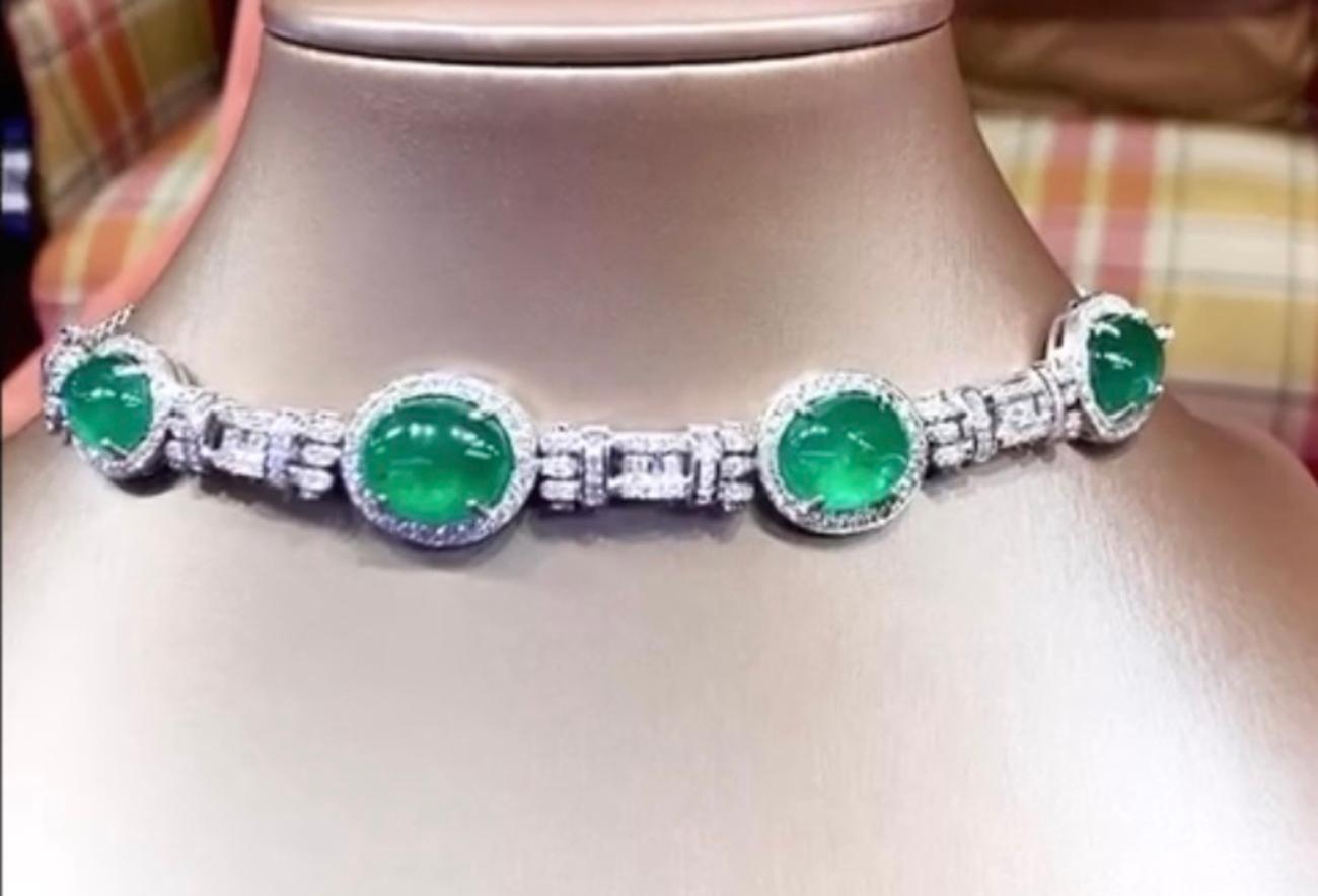 An extraordinary piece of Art Deco design  for this magnificent choker/bracelet , a very piece of art, ideal for refined and glamour ladies .
Choker/ bracelet come in 18K gold with 4 big pieces of natural Zambia emeralds in perfect cabochon cut,