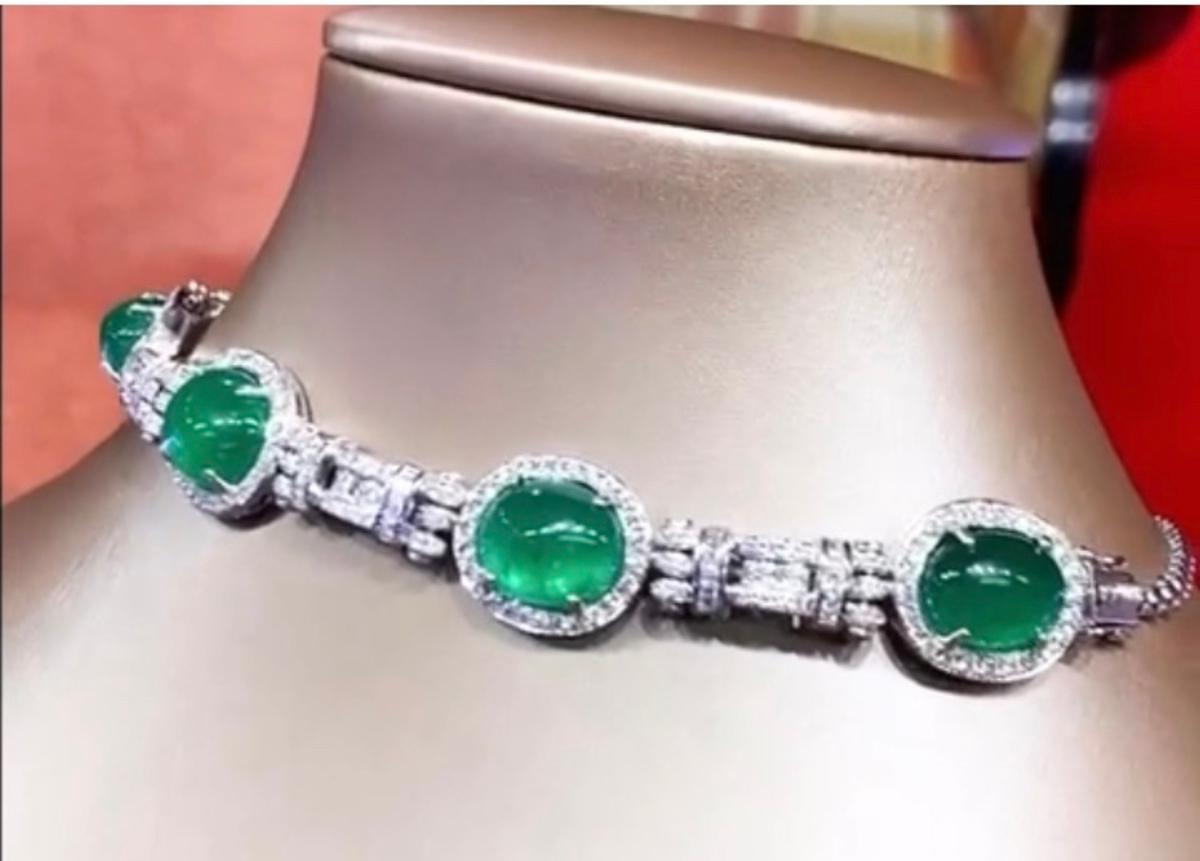AIG Certified 48.00 Carats Zambian Emeralds  5.00 Ct Diamonds 18K Gold Choker  In New Condition For Sale In Massafra, IT