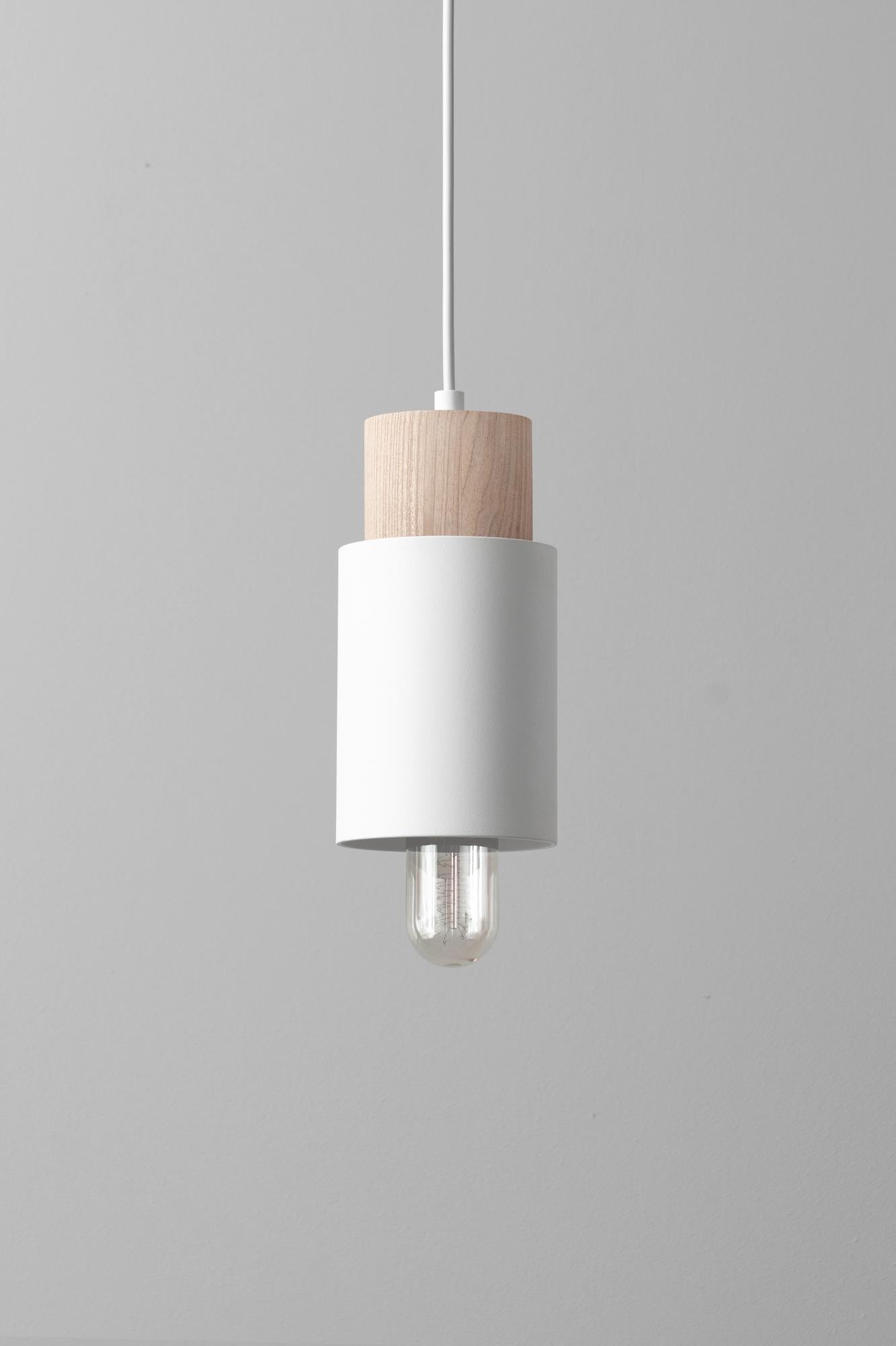 Lampada a sospensione SO5 Classic Whiting di +kouple
Dimensioni: Ø 10,4 x H. 22 cm. 
Materiali: Acciaio verniciato a polvere e frassino massiccio oliato.

Disponibile in diverse opzioni di colore. La lunghezza del cavo in PVC è di 200 cm.
