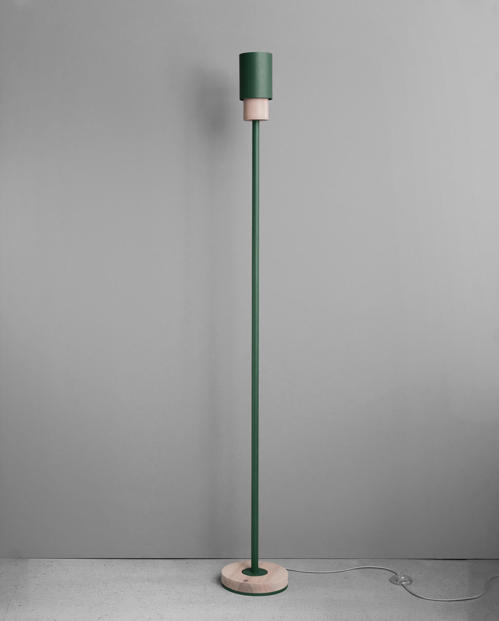 Lampadaire Forest SO5 de +kouple
Dimensions : Ø 20 x H 170 cm : Ø 20 x H 170 cm. 
Matériaux : Acier peint par poudrage et frêne massif huilé au ton naturel.

Disponible en différentes couleurs. Disponible en différents tons de bois. Veuillez nous