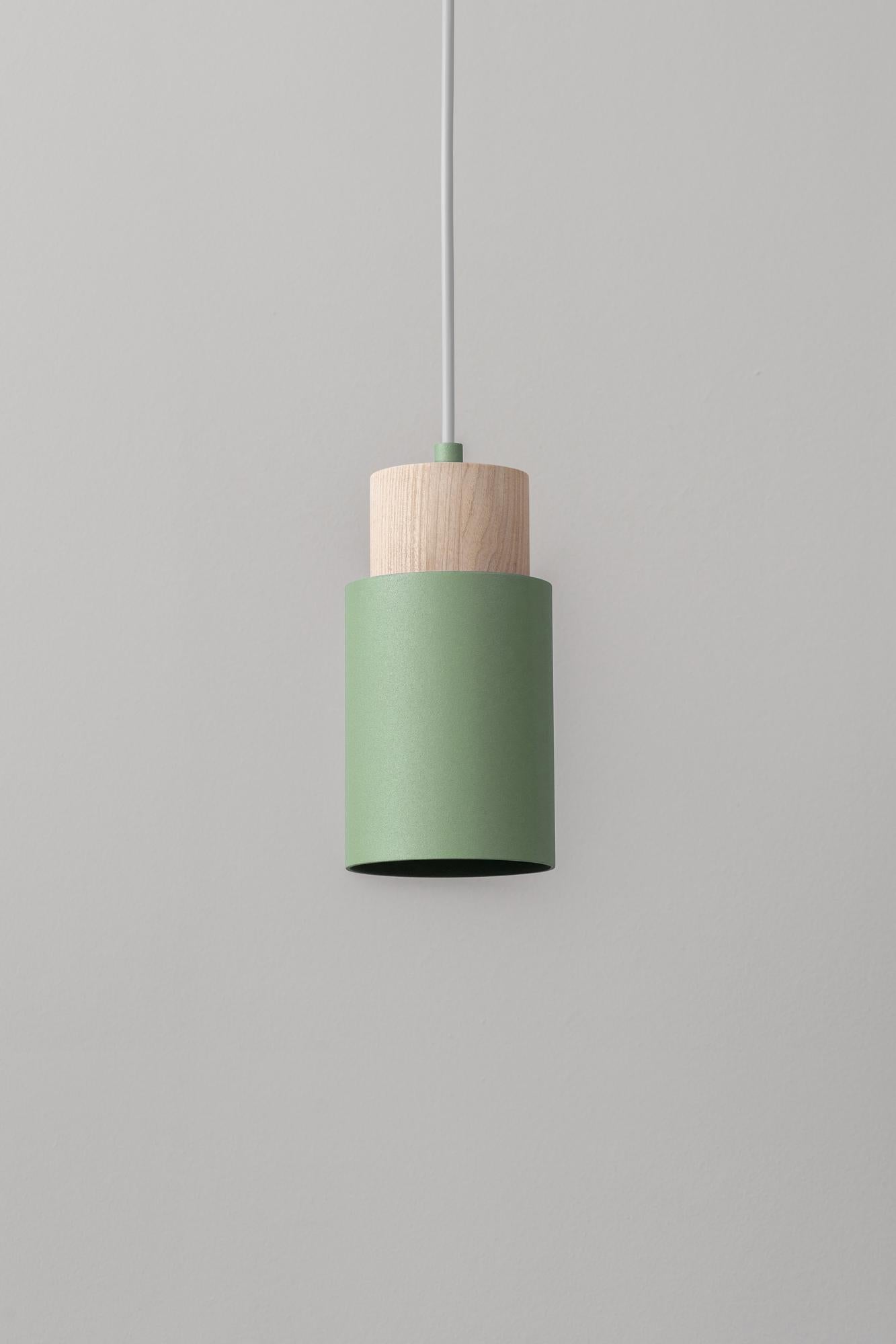 Lampada a sospensione SO5 Spot Moss di +kouple
Dimensioni: Ø 10,4 x H. 22 cm. 
Materiali: Acciaio verniciato a polvere e frassino massiccio oliato.

Disponibile in diverse opzioni di colore. La lunghezza del cavo in PVC è di 200 cm.
