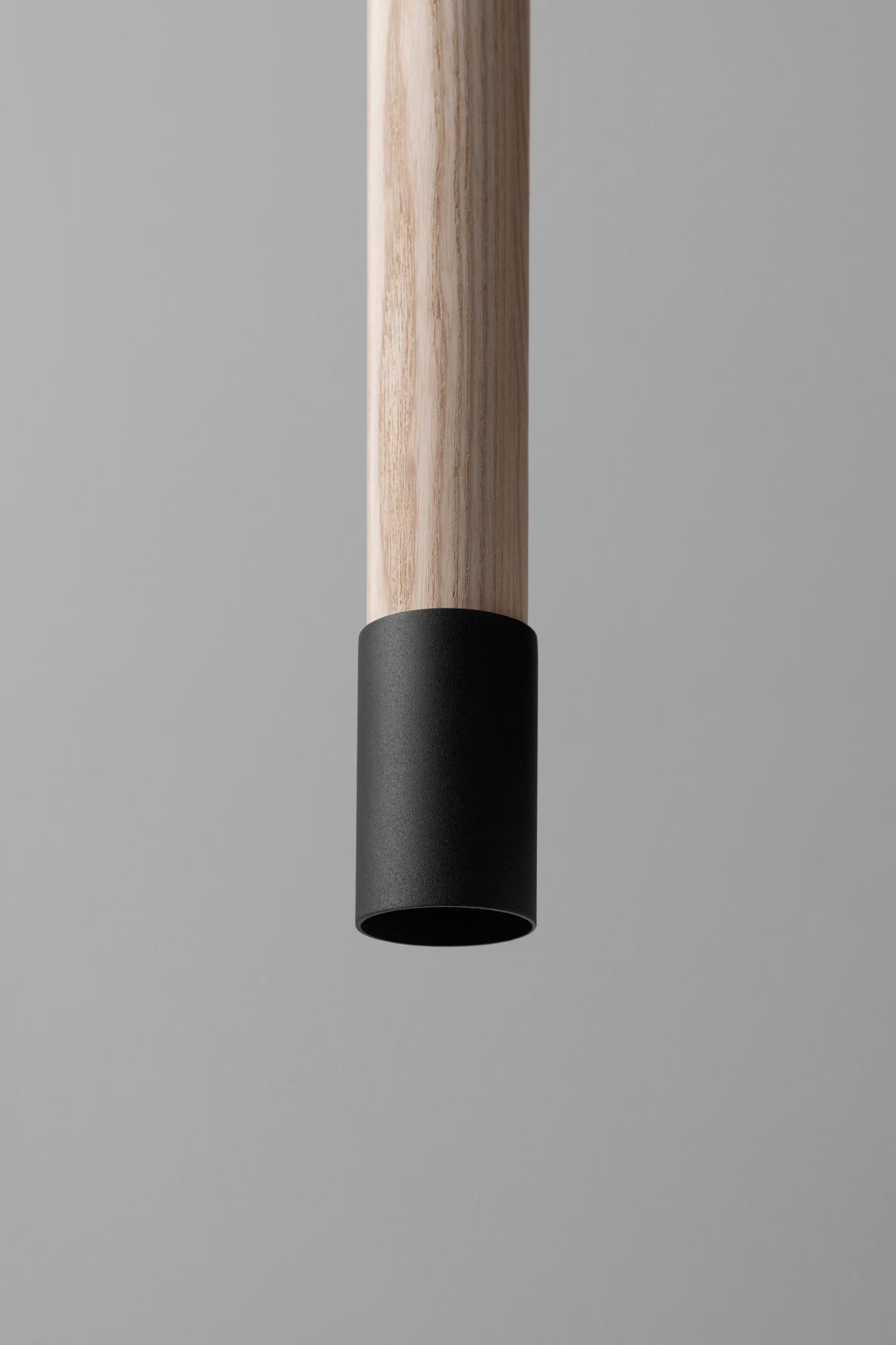 Lampada a sospensione SO6 nera di +kouple
Dimensioni: Ø 5,4 x H. 70,2 cm. 
Materiali: Acciaio verniciato a polvere e frassino massiccio oliato.

Disponibile in diverse opzioni di colore. La lunghezza del cavo in PVC è di 200 cm. Contattateci.

Tutte