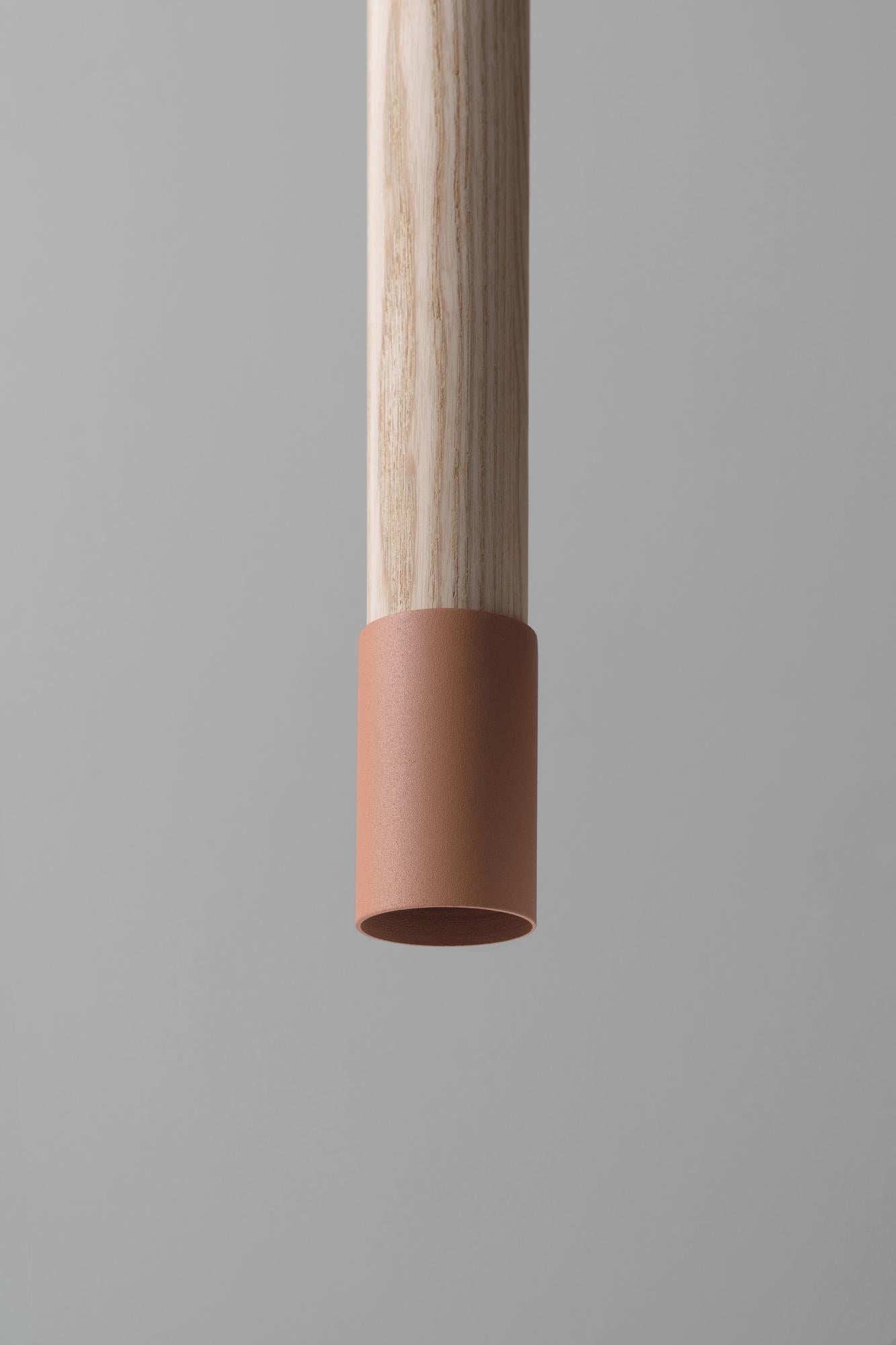 Lampada a sospensione SO6 Coral di +kouple
Dimensioni: Ø 5,4 x H. 70,2 cm. 
Materiali: Acciaio verniciato a polvere e frassino massiccio oliato.

Disponibile in diverse opzioni di colore. La lunghezza del cavo in PVC è di 200 cm.