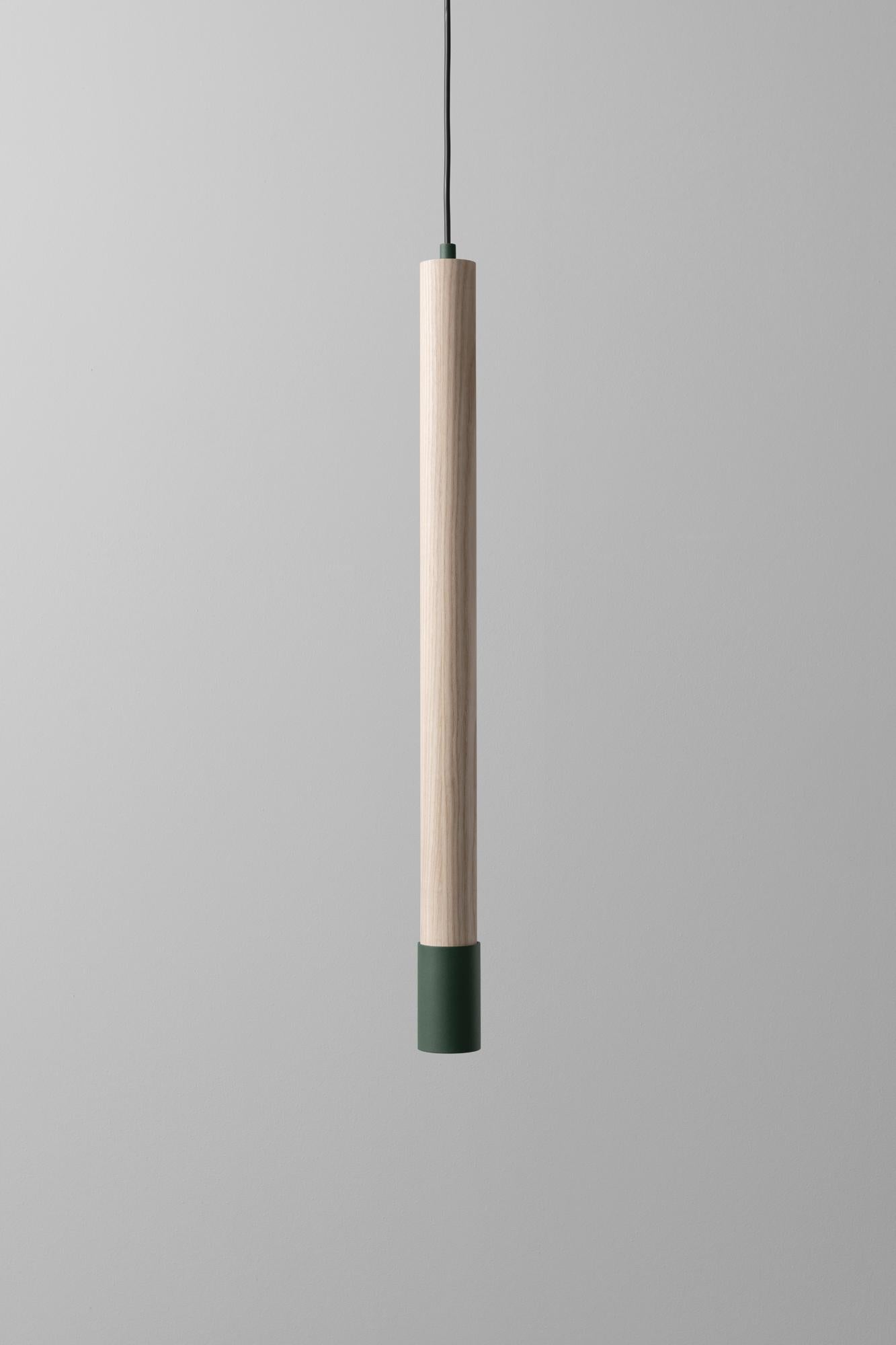 Lampada a sospensione SO6 Forest di +kouple
Dimensioni: Ø 5,4 x H. 70,2 cm. 
Materiali: Acciaio verniciato a polvere e frassino massiccio oliato.

Disponibile in diverse opzioni di colore. La lunghezza del cavo in PVC è di 200 cm.