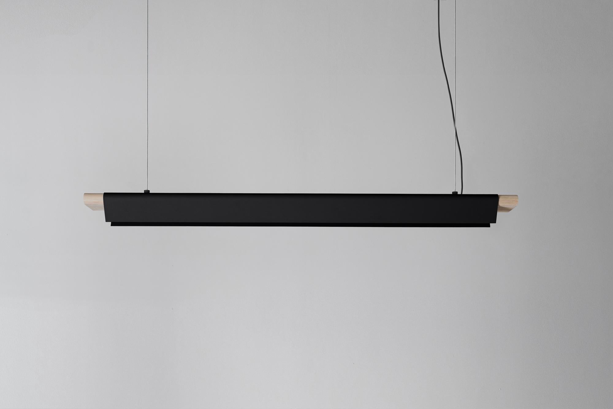 Lampada a sospensione SO8 nera di +kouple
Dimensioni: D 110 x L 13 x H 8 cm. 
Materiali: Acciaio verniciato a polvere, alluminio, frassino oliato e plastica.

Disponibile in diverse opzioni di colore. La lunghezza dell'asta è di 200 cm.