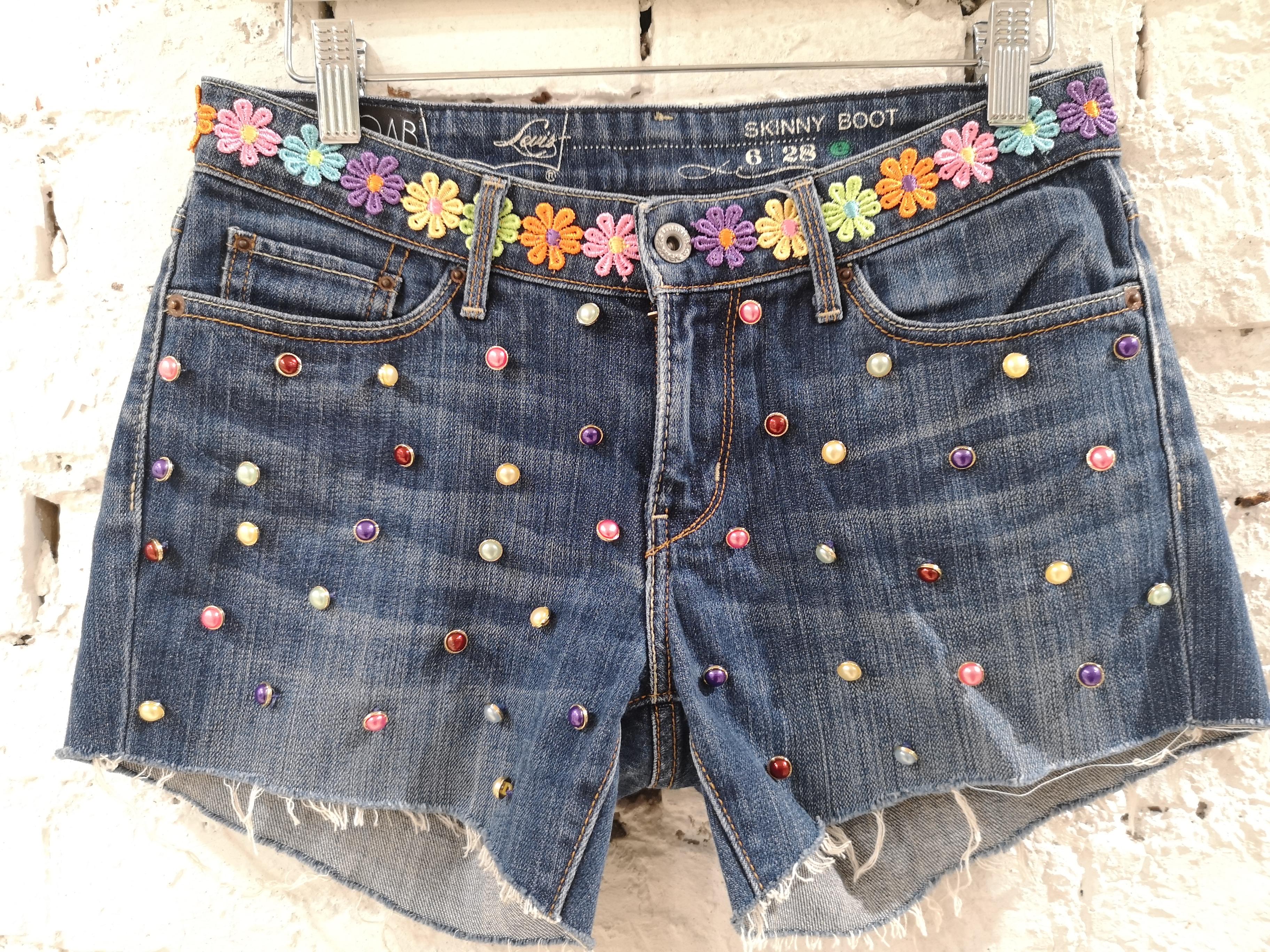 SOAB blue denim cotton flowers and beads shorts
totally handmade in italy
measurements:
lenght: 28 cm
waist 74 cm
