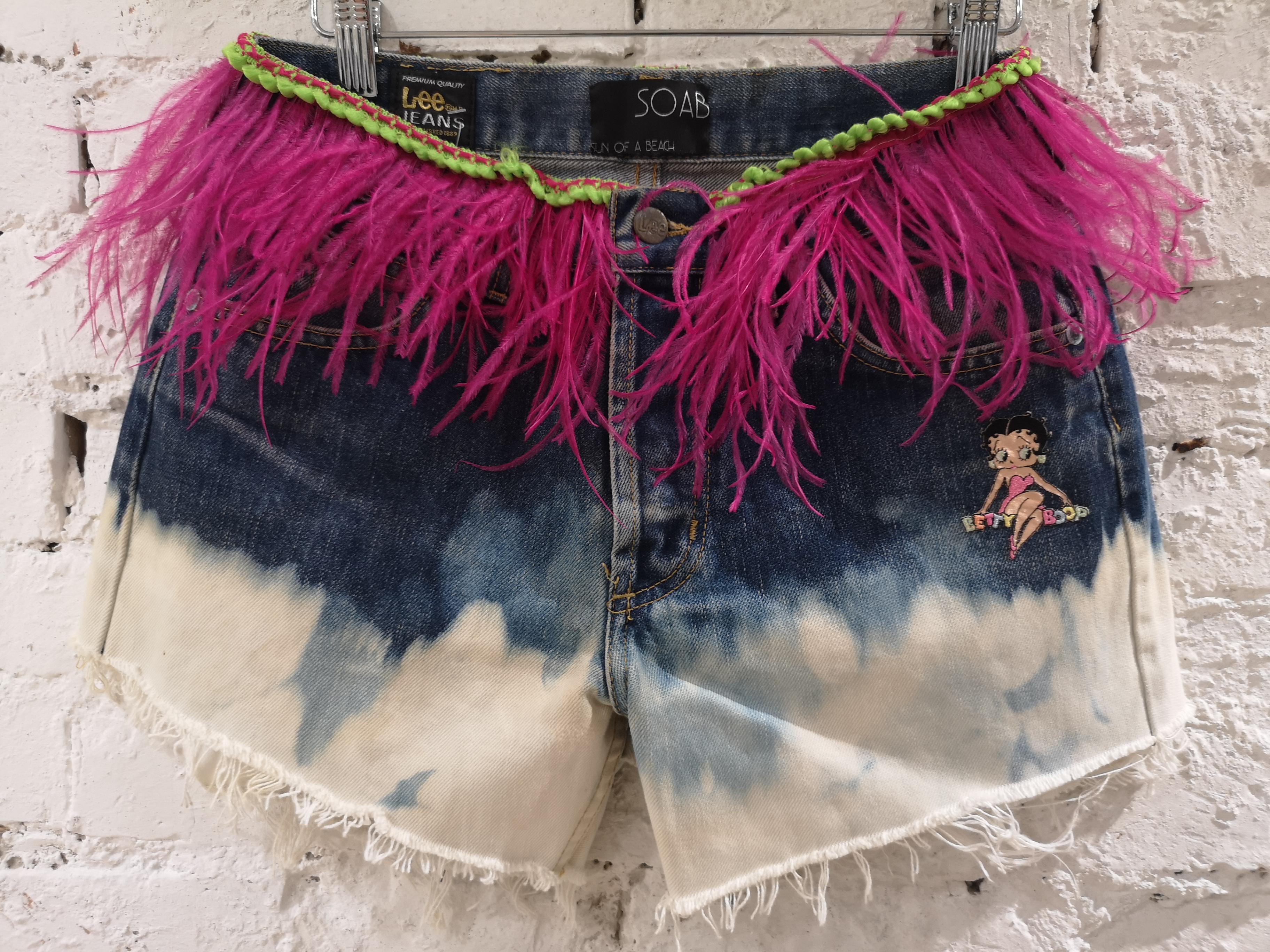 SOAB denim Betty Boop fucsia feathers shorts
totally handmade
waist: 76 cm
lenght 32 cm