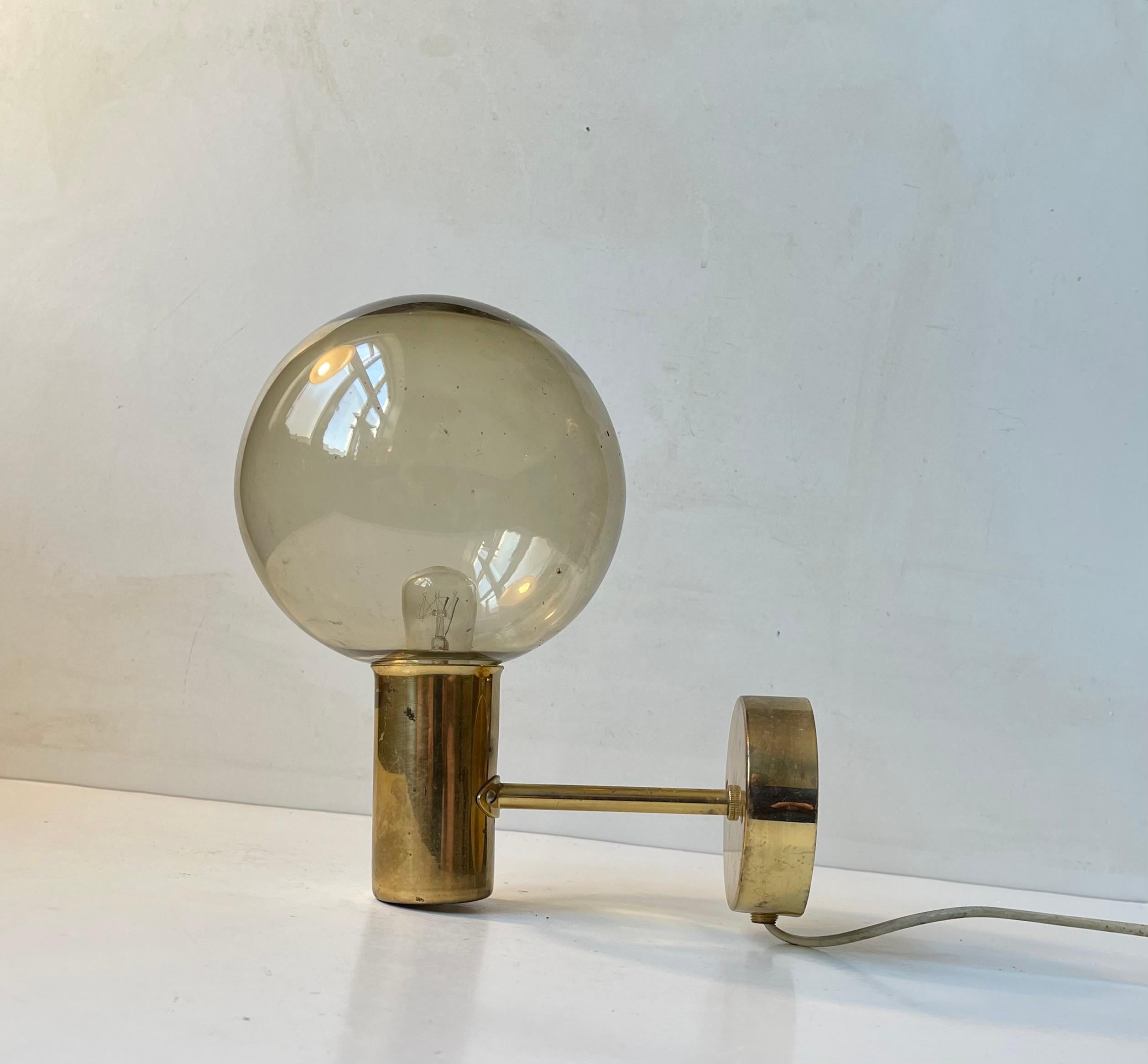 Applique à abat-jour en verre sphérique conçue par Hans Agnes Jakobsson et fabriquée par Markaryd AB en Suède dans les années 1960. Le modèle s'appelle V149 ou Soap Bubble. Dimensions : 23x23x15 cm.

Pour les États-Unis. Il est livré avec une fiche