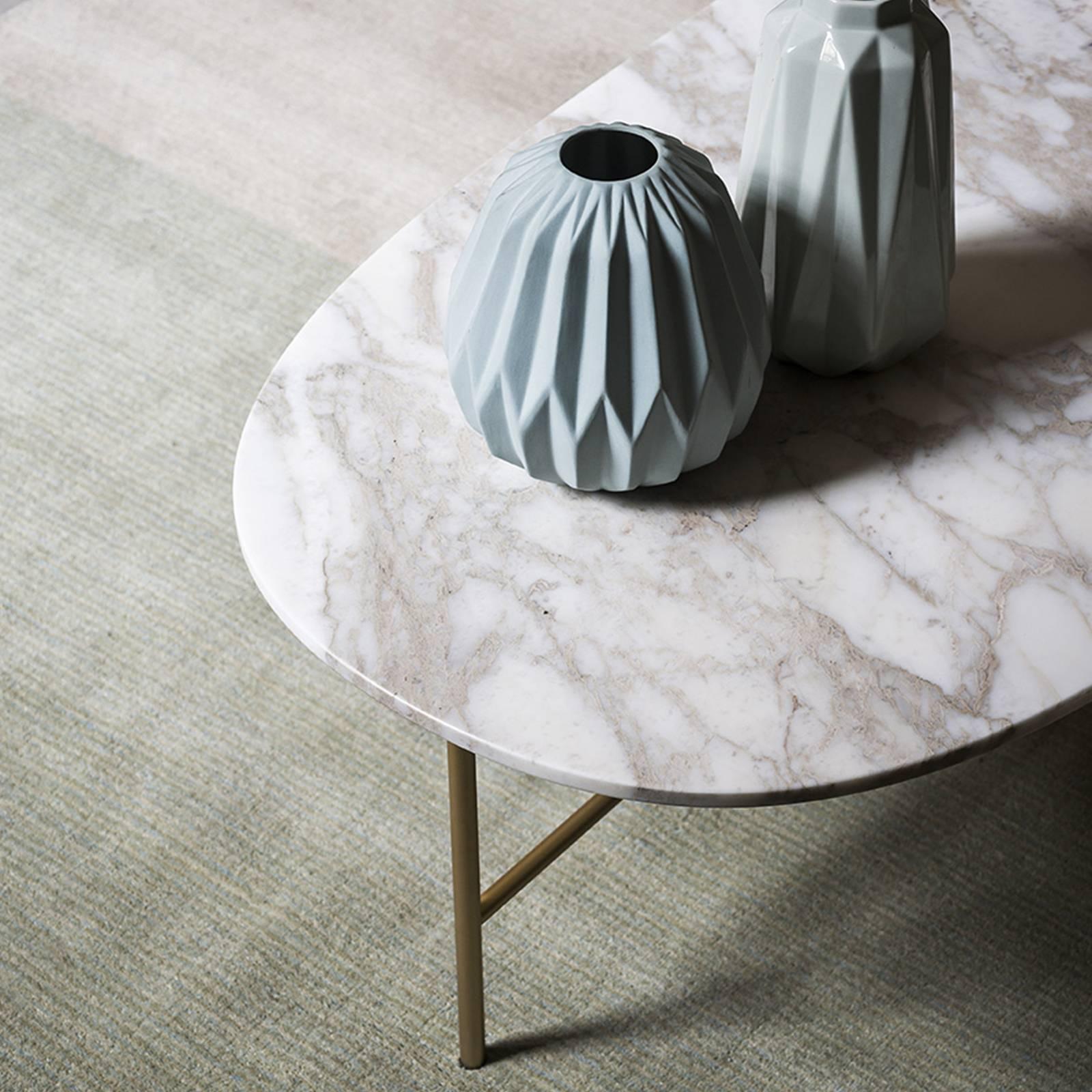 This elegant and minimalist coffee table was designed by Gordon Guillaumier and is part of the Soap collection. The elegance of Calacatta marble is the standout element of this piece that features a rigorous base, made of metal elements with a gold