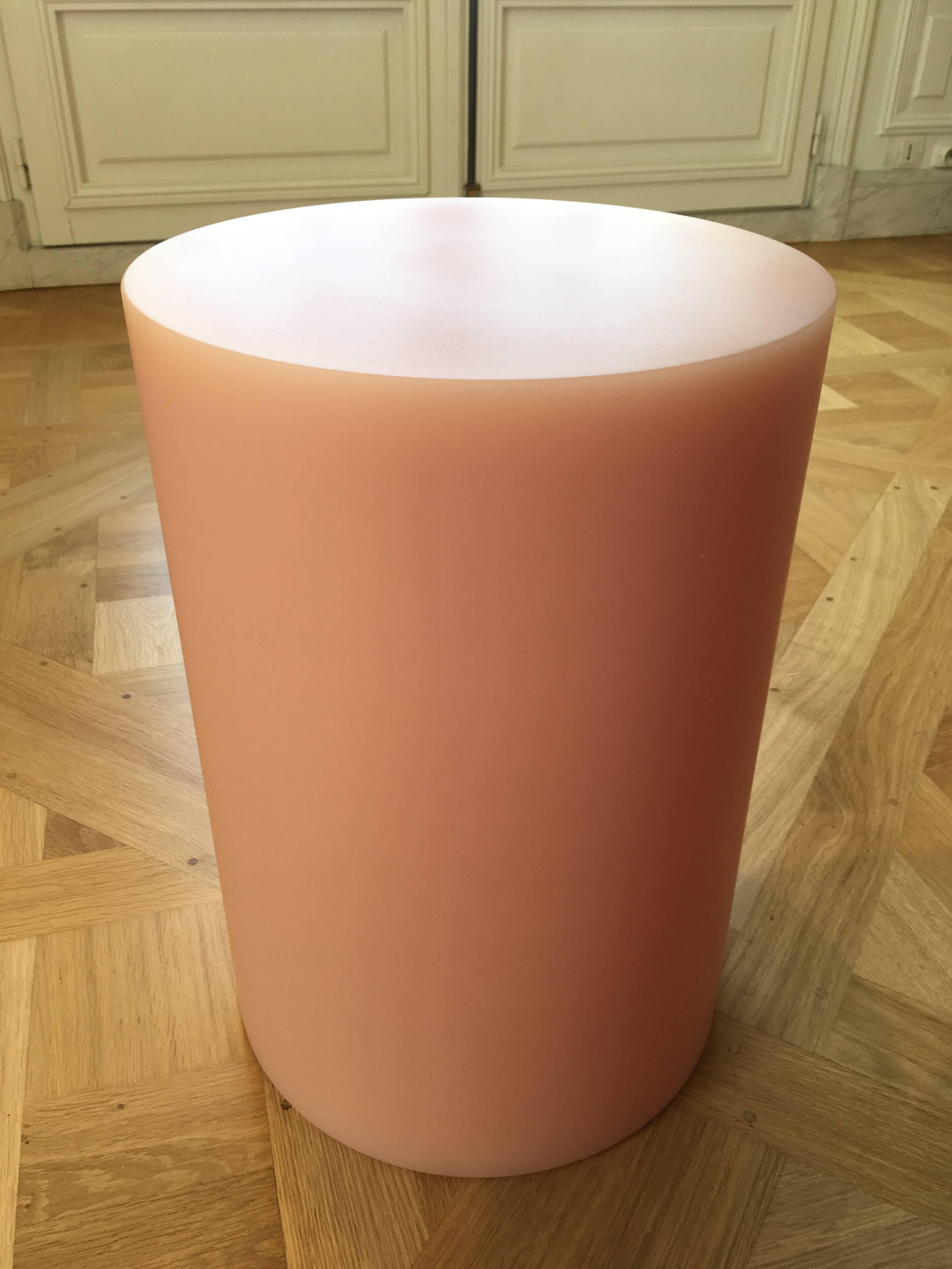 Sabine Marcelis’ new salmon pink Soap Column stools are unveiled at Nomad Monaco 2018, creating a pastel and sculptural mise-en-scéne along with the new round Soap table.