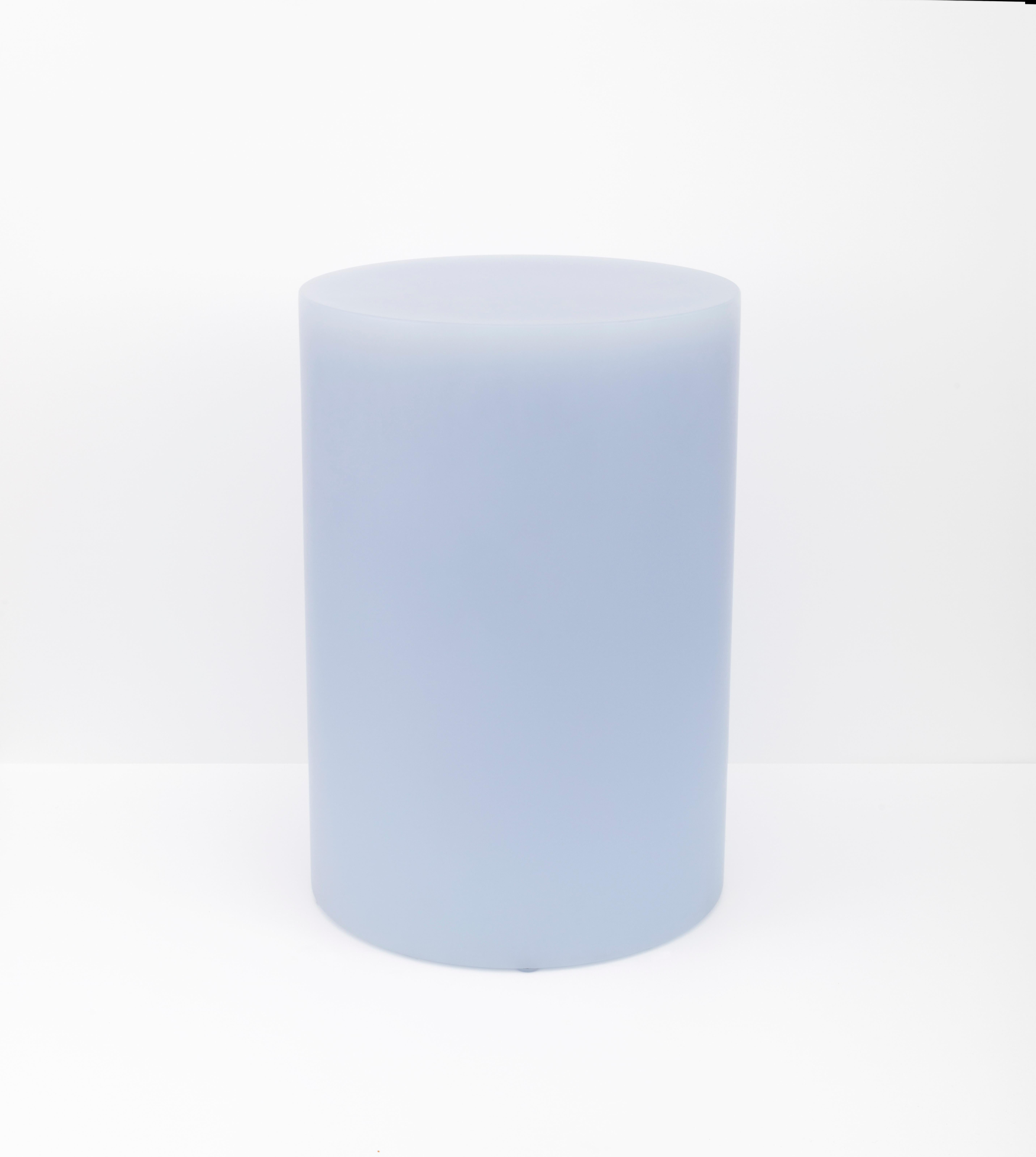 Les nouveaux tabourets colonnes SOAP de Sabine Marcelis, de couleur lavande glacée et en résine mate, sont dévoilés au NOMAD Monaco 2018, créant une mise en scène pastel et sculpturale avec la nouvelle table ronde SOAP.