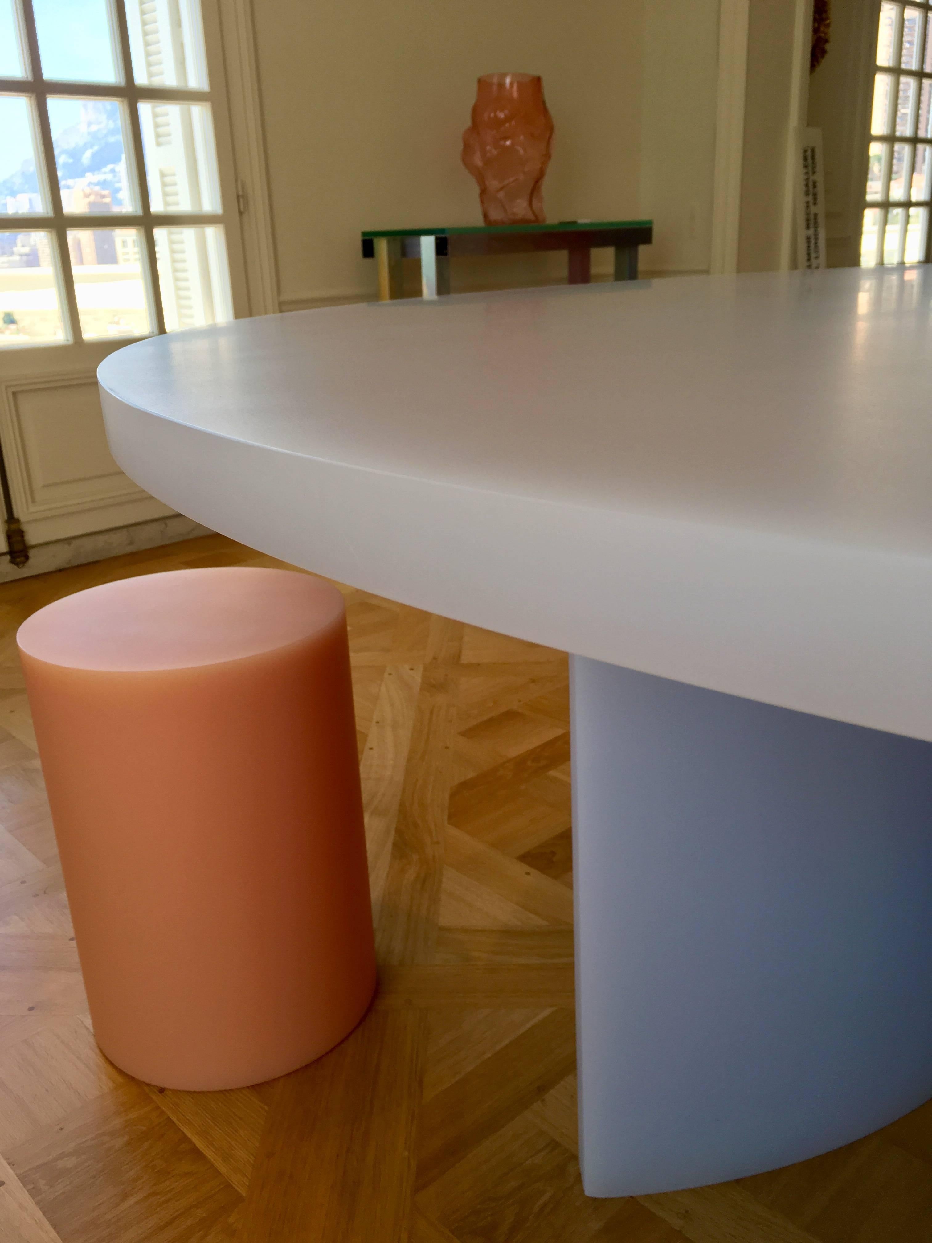 Postmoderne Tabouret ou table d'appoint contemporain en résine par Sabine Marcelis, mat, rose saumoné en vente