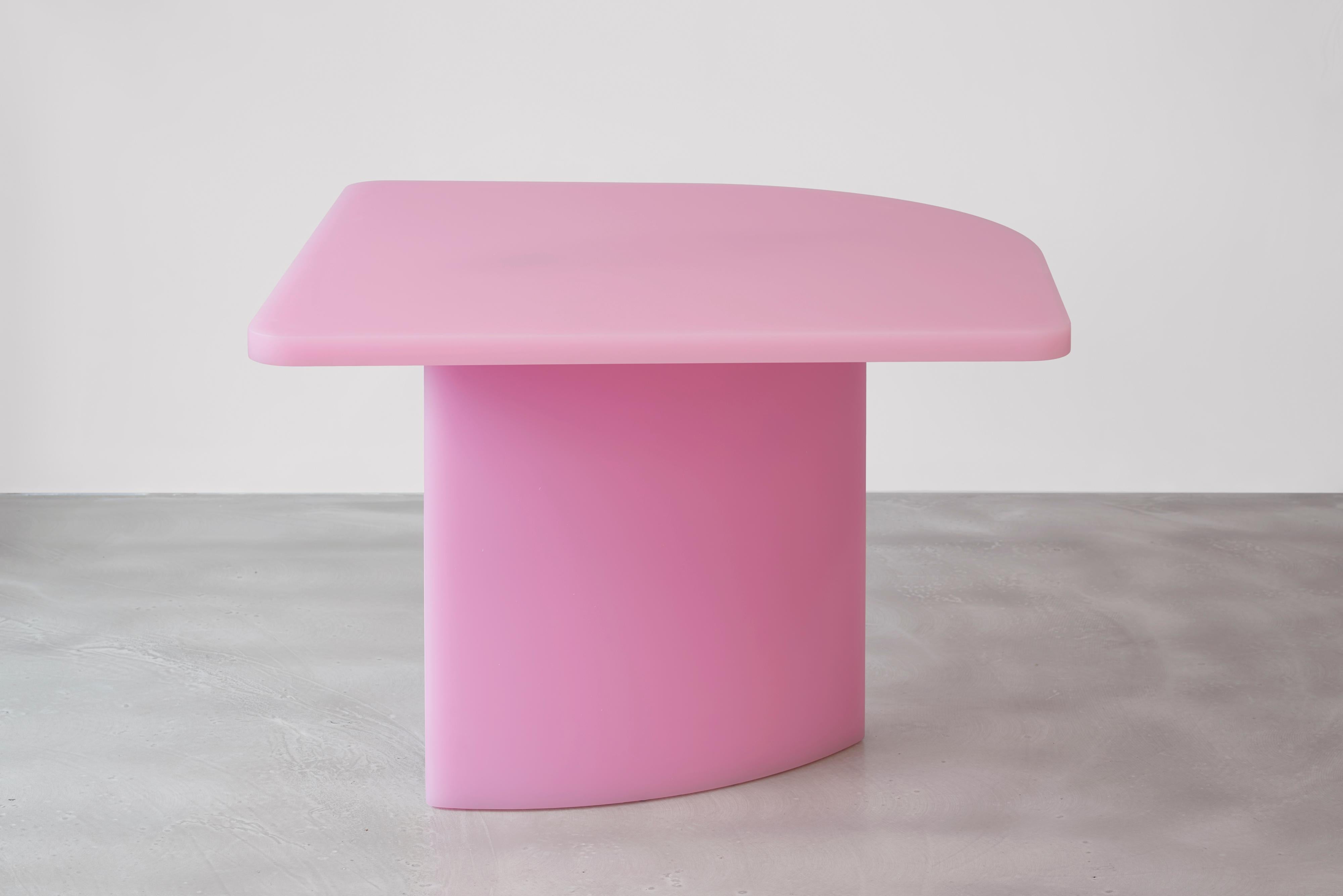 Minimaliste Table contemporaine en résine par Sabine Marcelis, mat, chèvrefeuille en vente