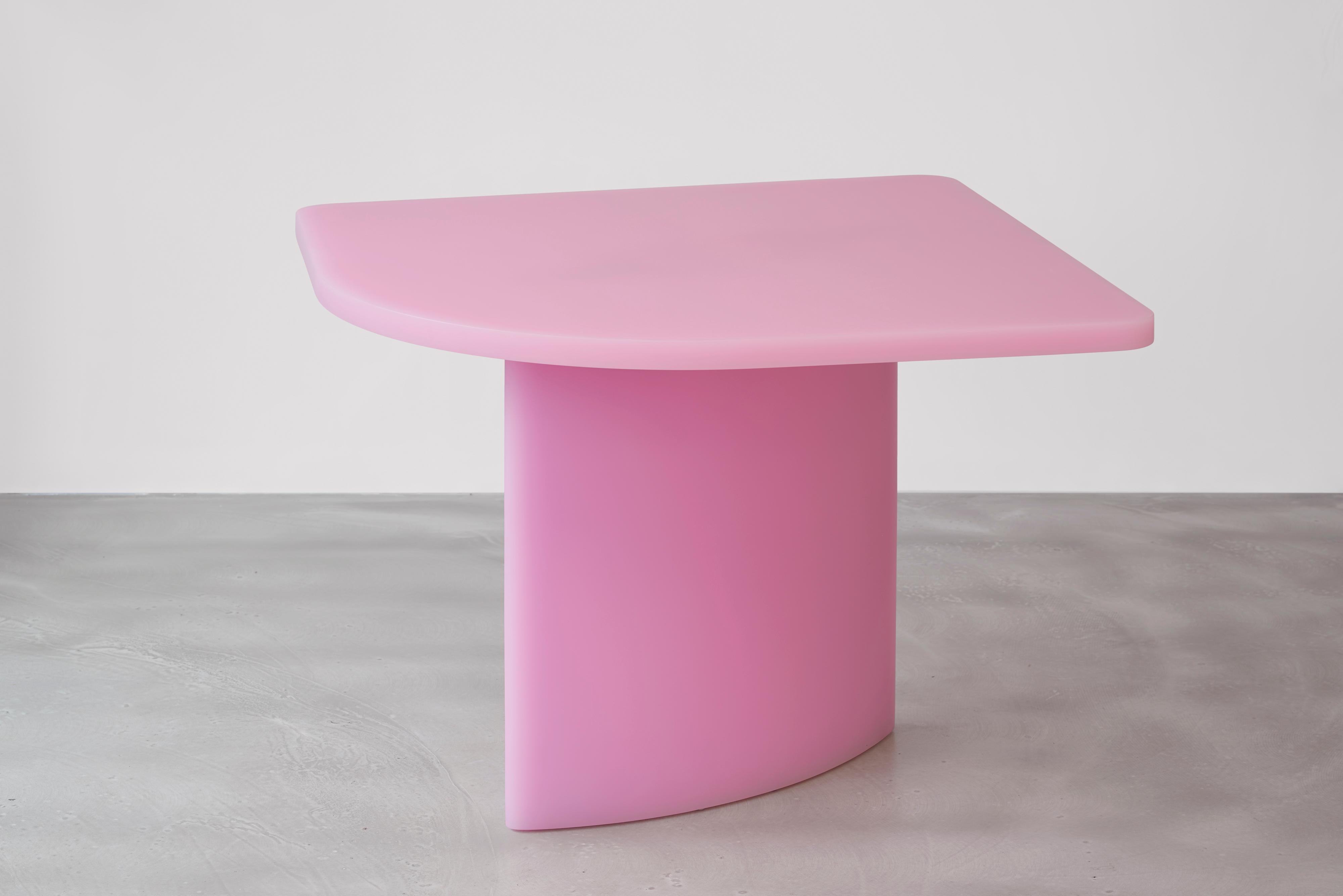 Néerlandais Table contemporaine en résine par Sabine Marcelis, mat, chèvrefeuille en vente